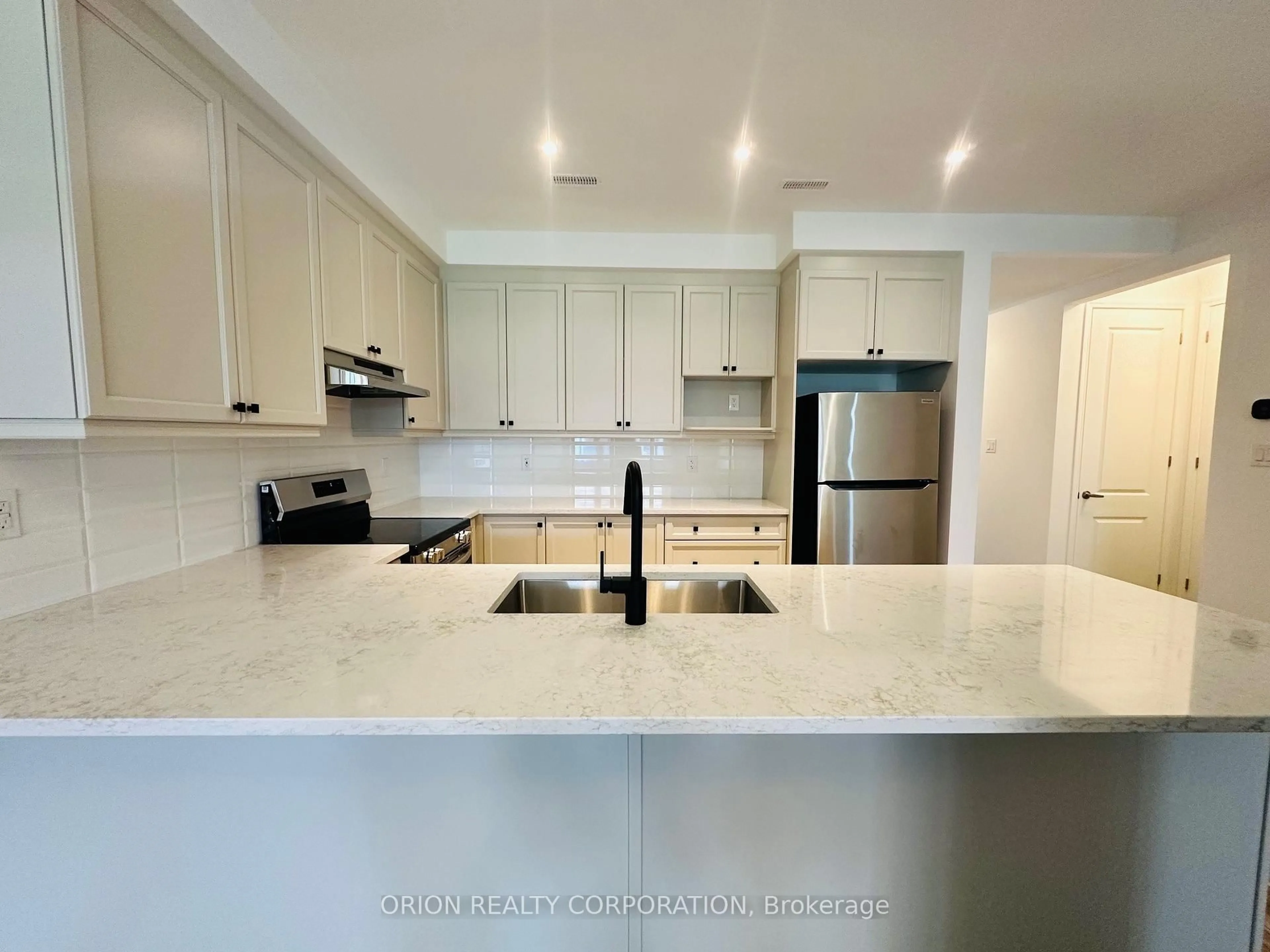 Open concept kitchen, ceramic/tile floor for 719 Sargeant Pl, Innisfil Ontario L9S 0S9