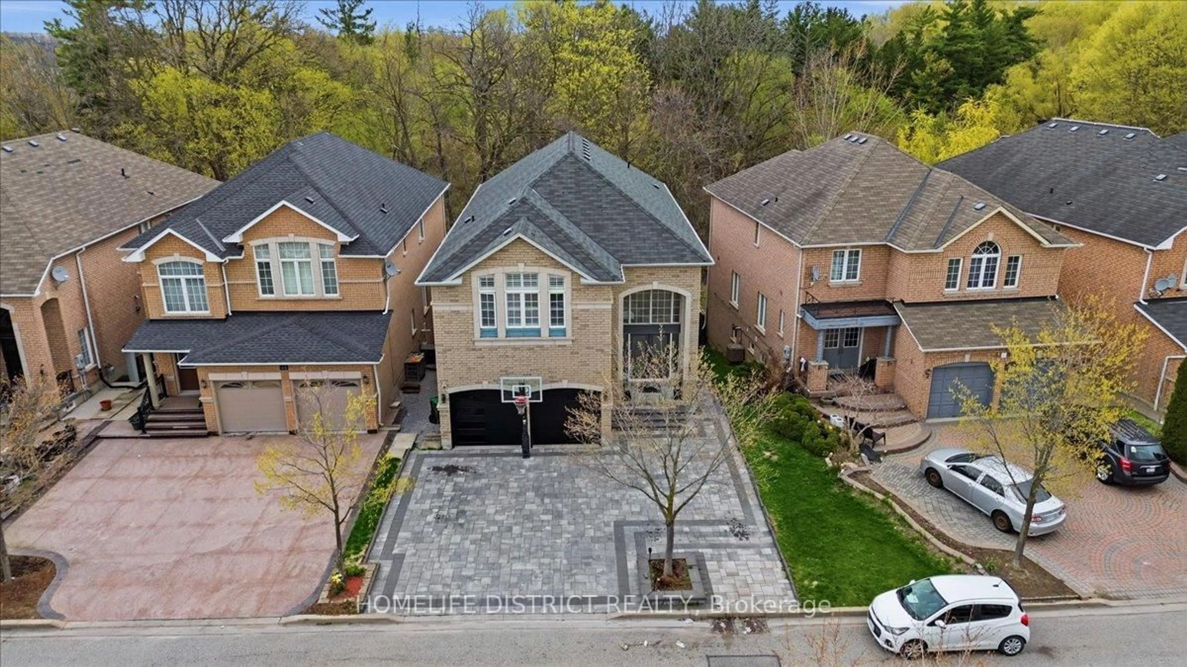 A pic from outside/outdoor area/front of a property/back of a property/a pic from drone, street for 43 Bethany St, Markham Ontario L3S 4T9