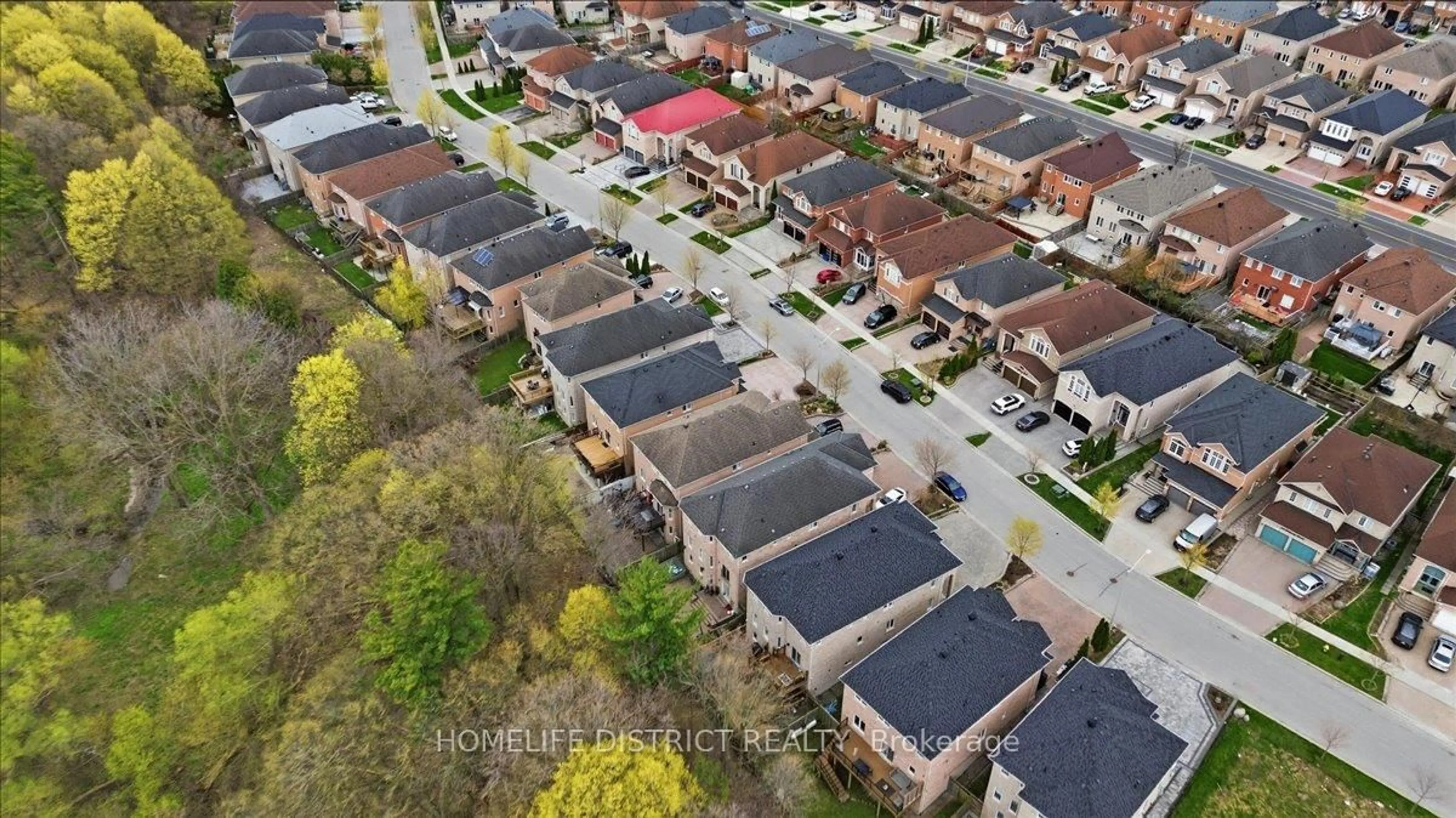 A pic from outside/outdoor area/front of a property/back of a property/a pic from drone, street for 43 Bethany St, Markham Ontario L3S 4T9
