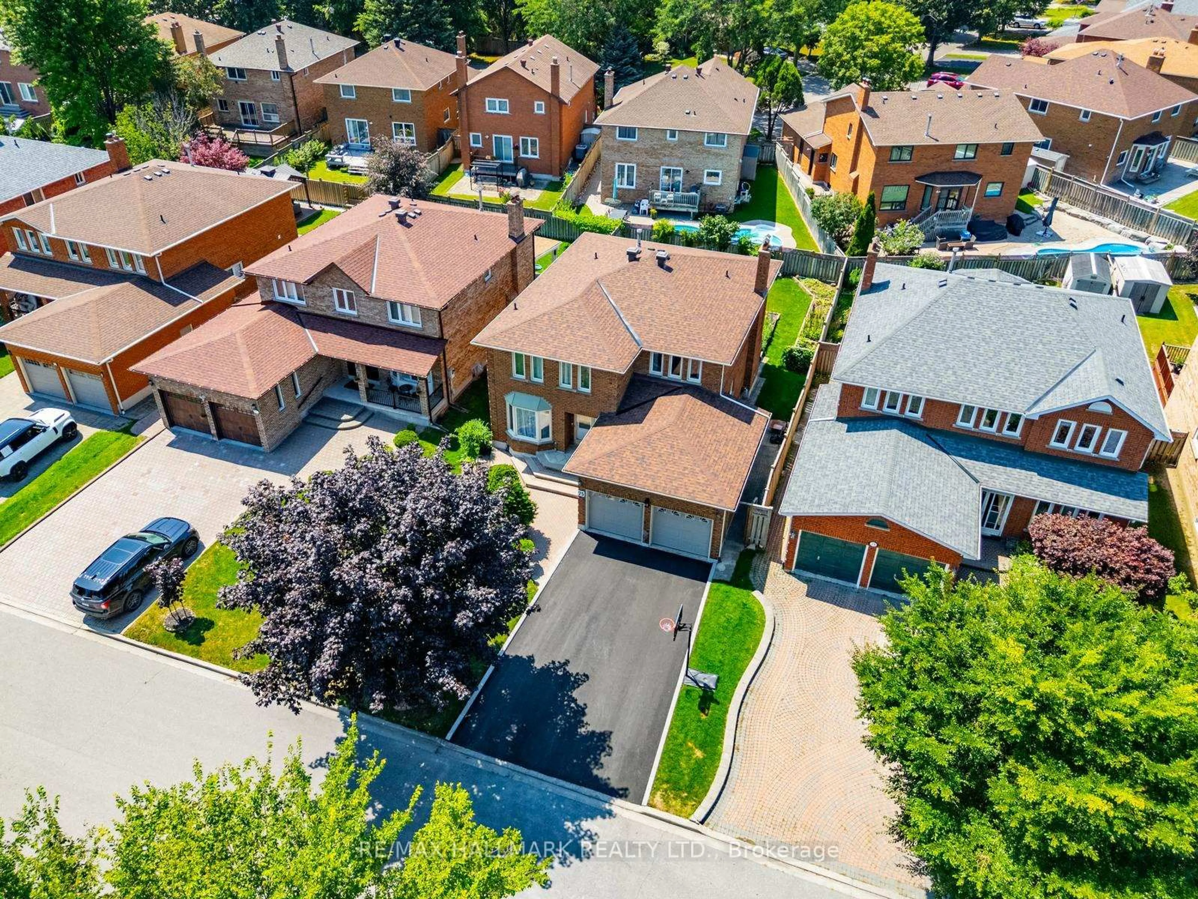 A pic from outside/outdoor area/front of a property/back of a property/a pic from drone, street for 75 Captain Francis Dr, Markham Ontario L3R 9E5