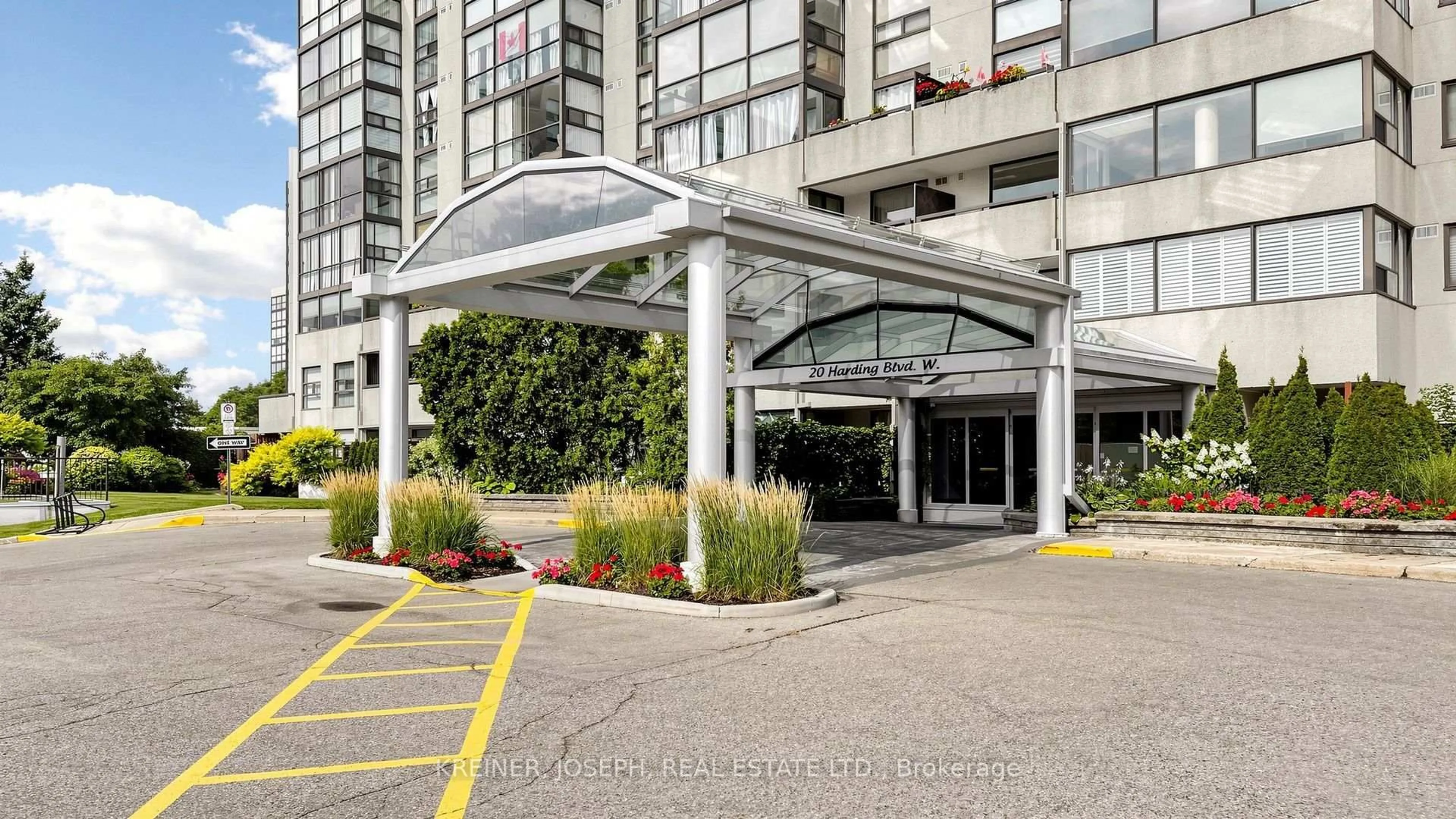 Indoor foyer for 20 Harding Blvd #114, Richmond Hill Ontario L4C 9S4