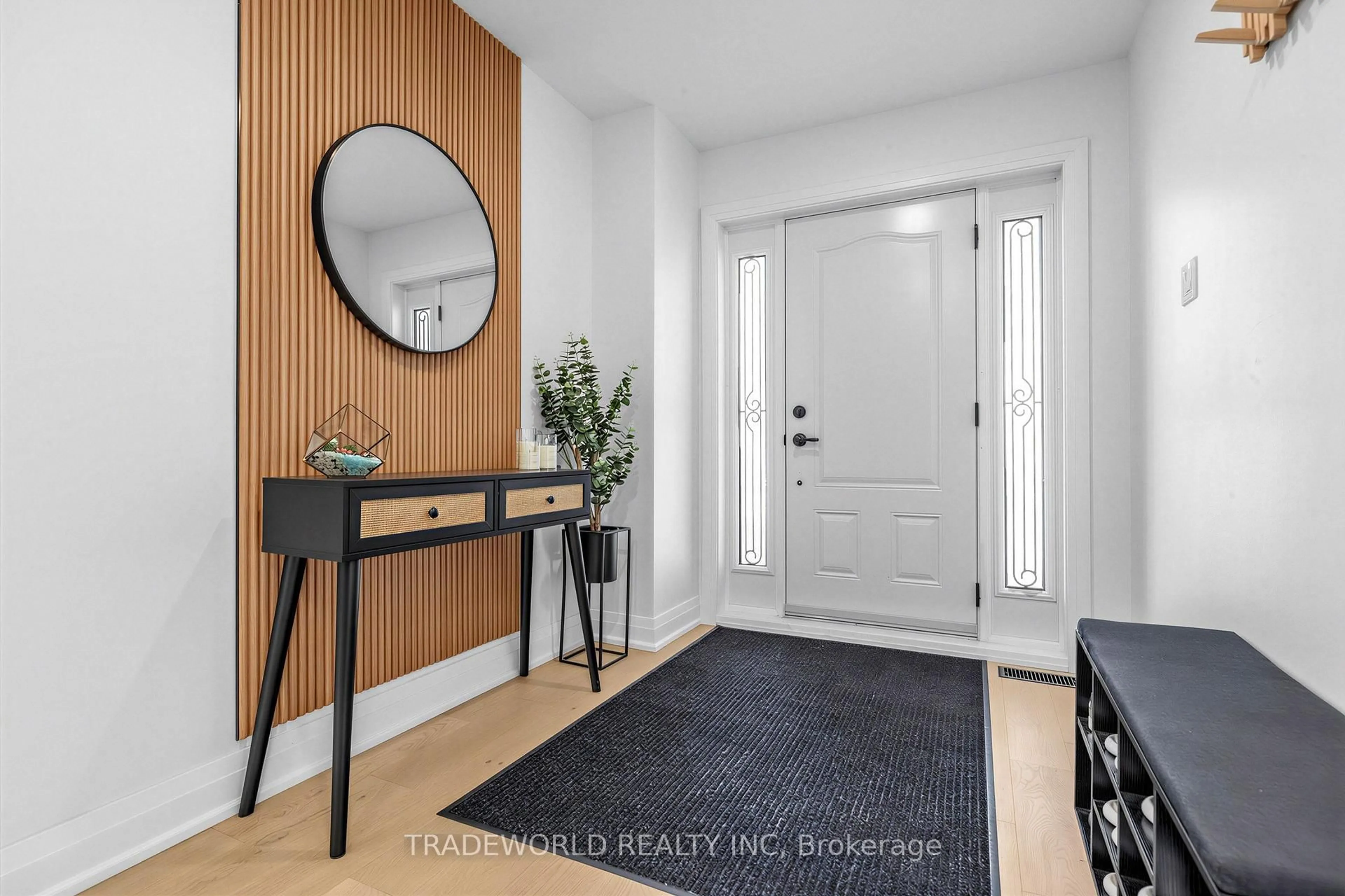 Indoor entryway for 101 Meadowbank Rd, Newmarket Ontario L3Y 2Z1