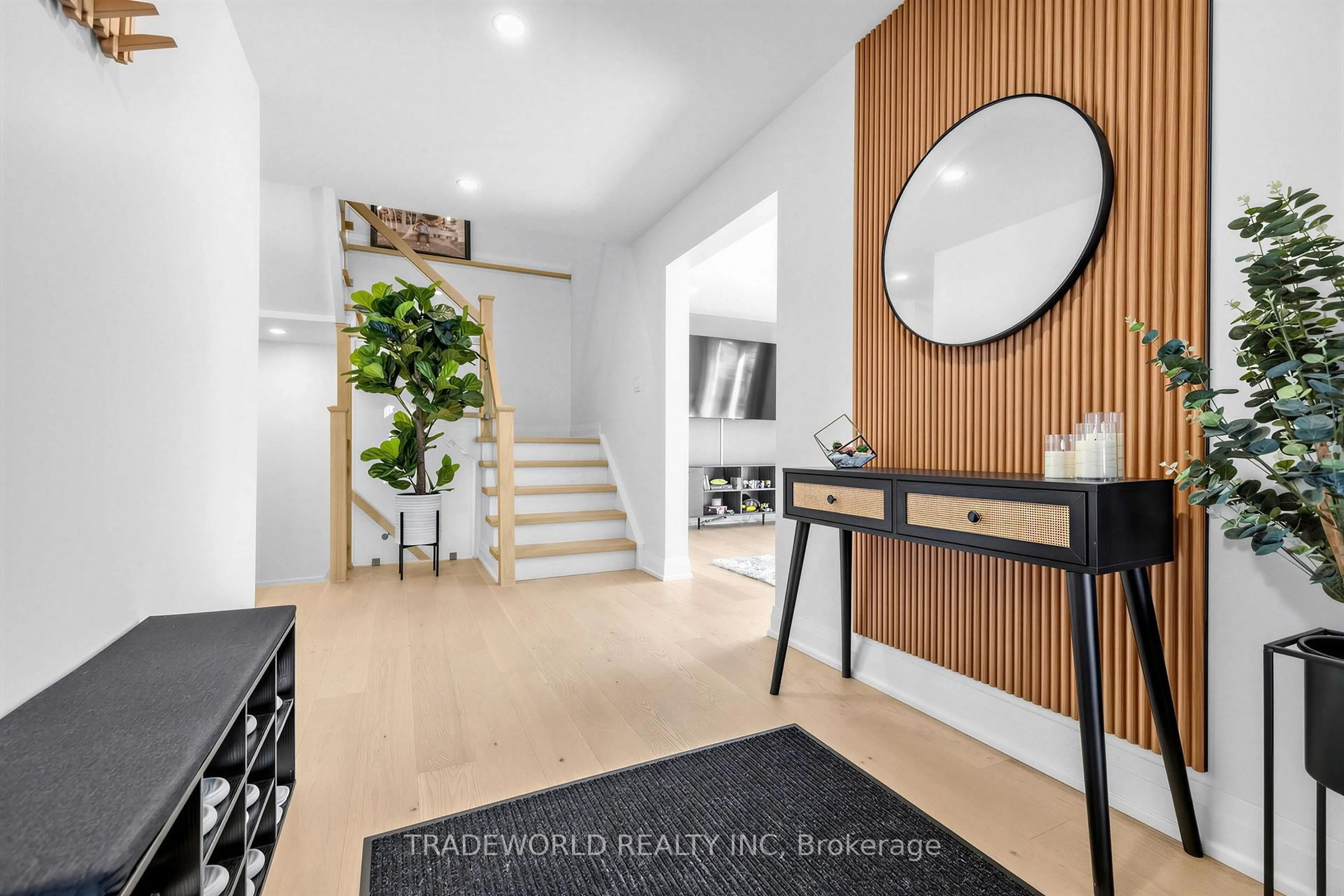 Indoor entryway for 101 Meadowbank Rd, Newmarket Ontario L3Y 2Z1