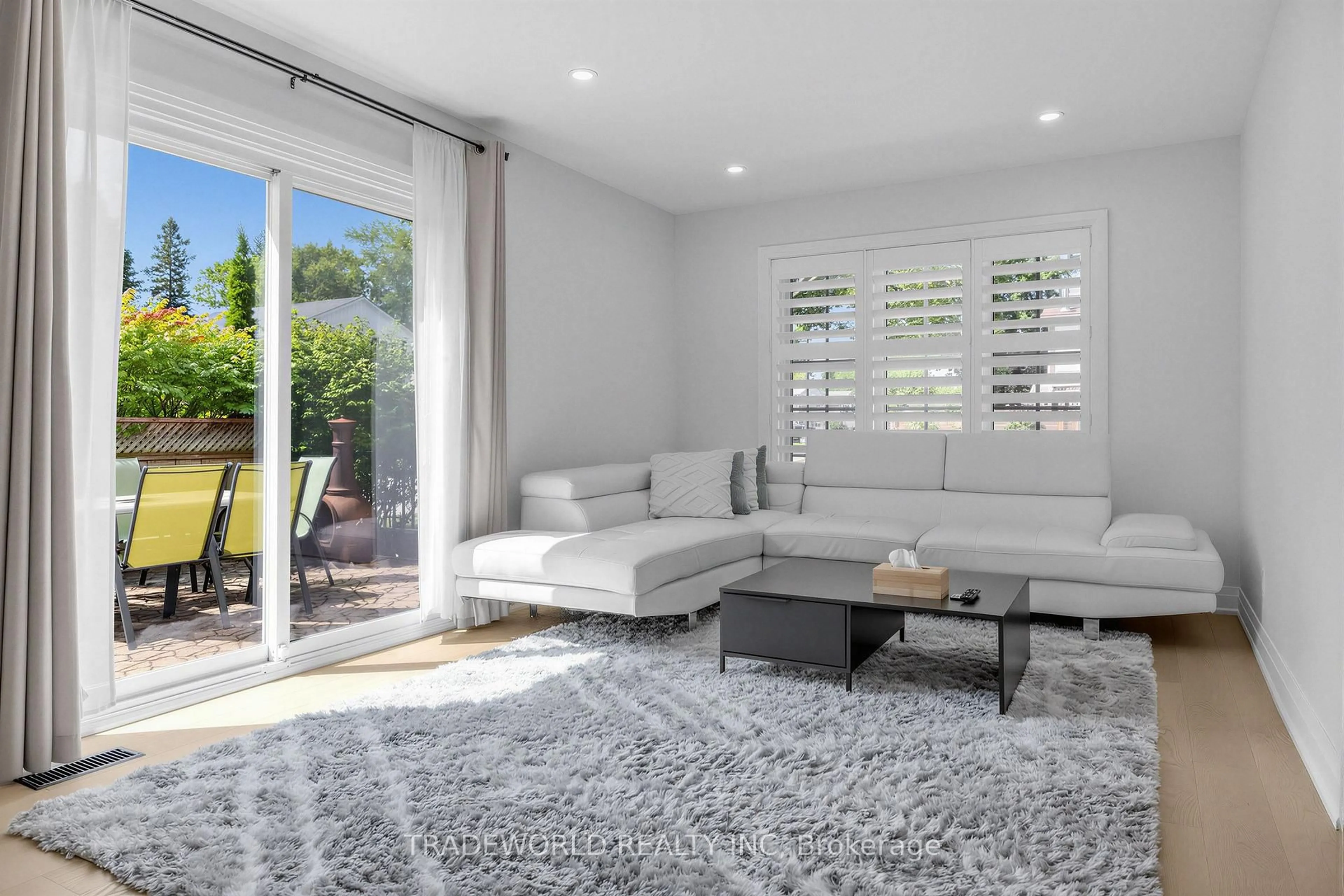 Living room with furniture, unknown for 101 Meadowbank Rd, Newmarket Ontario L3Y 2Z1