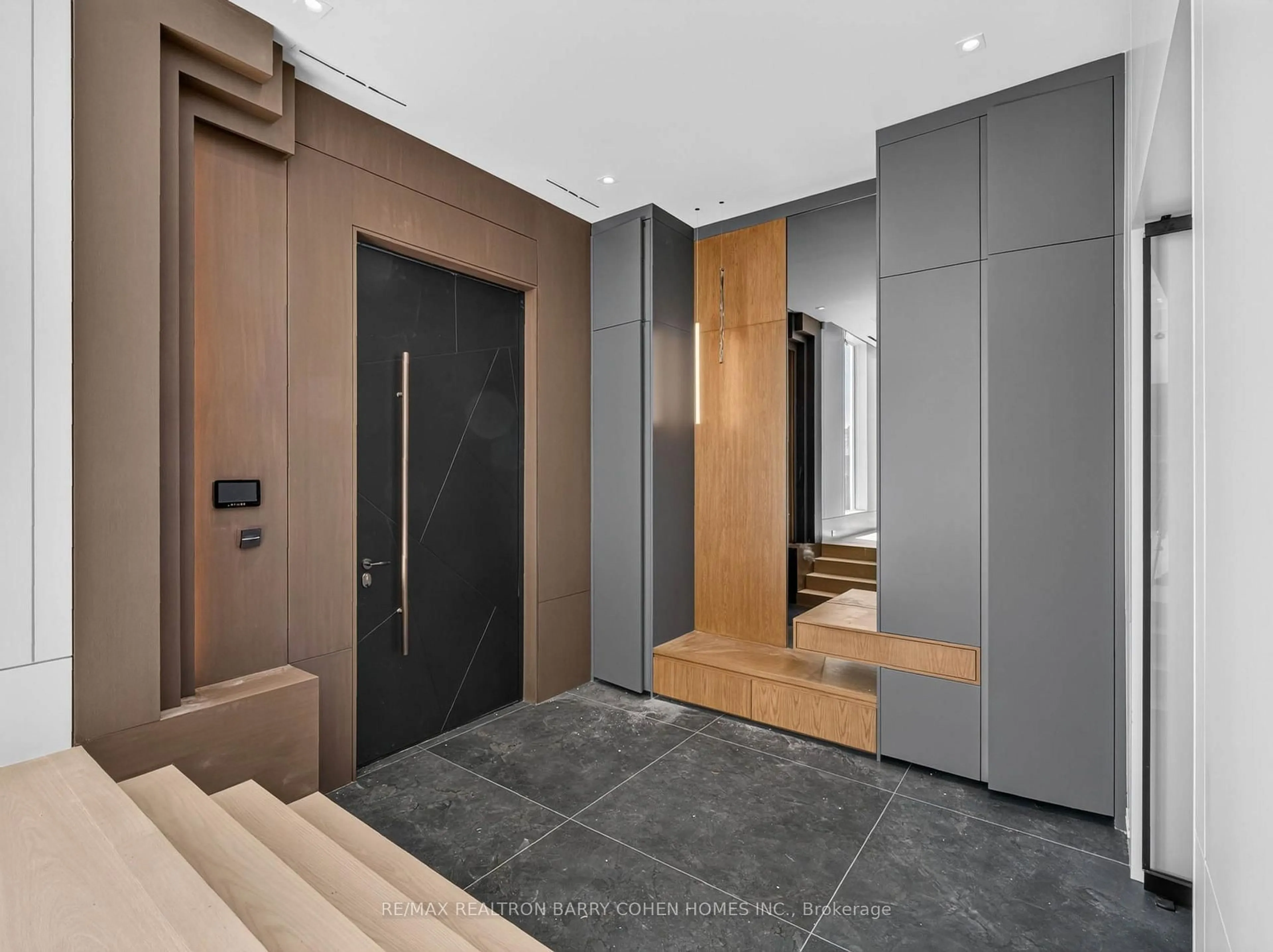 Indoor foyer for 26 Clinton Dr, Richmond Hill Ontario L4C 8E2