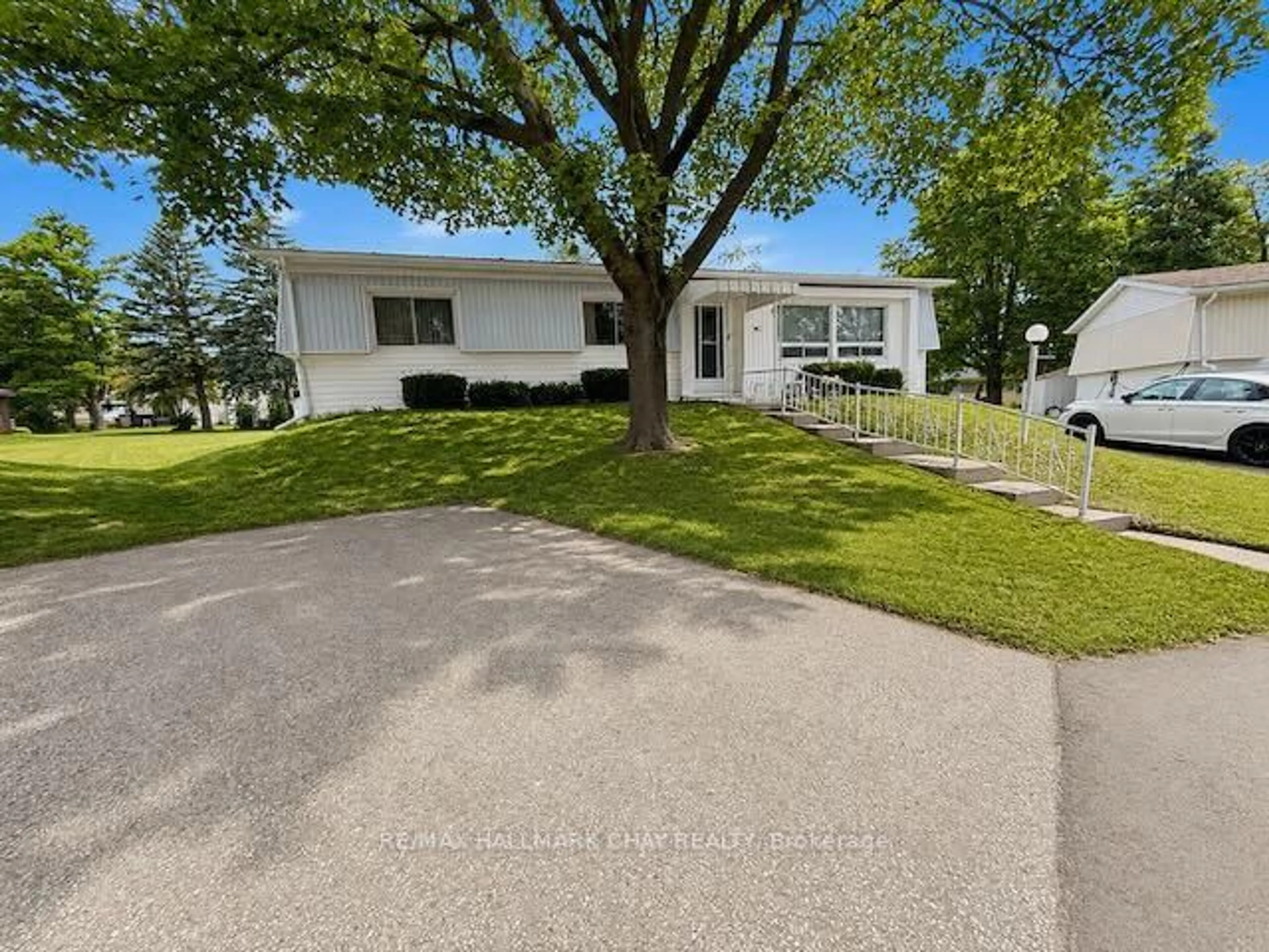 A pic from outside/outdoor area/front of a property/back of a property/a pic from drone, street for 2 POPLAR Crt, Innisfil Ontario L9S 1M5
