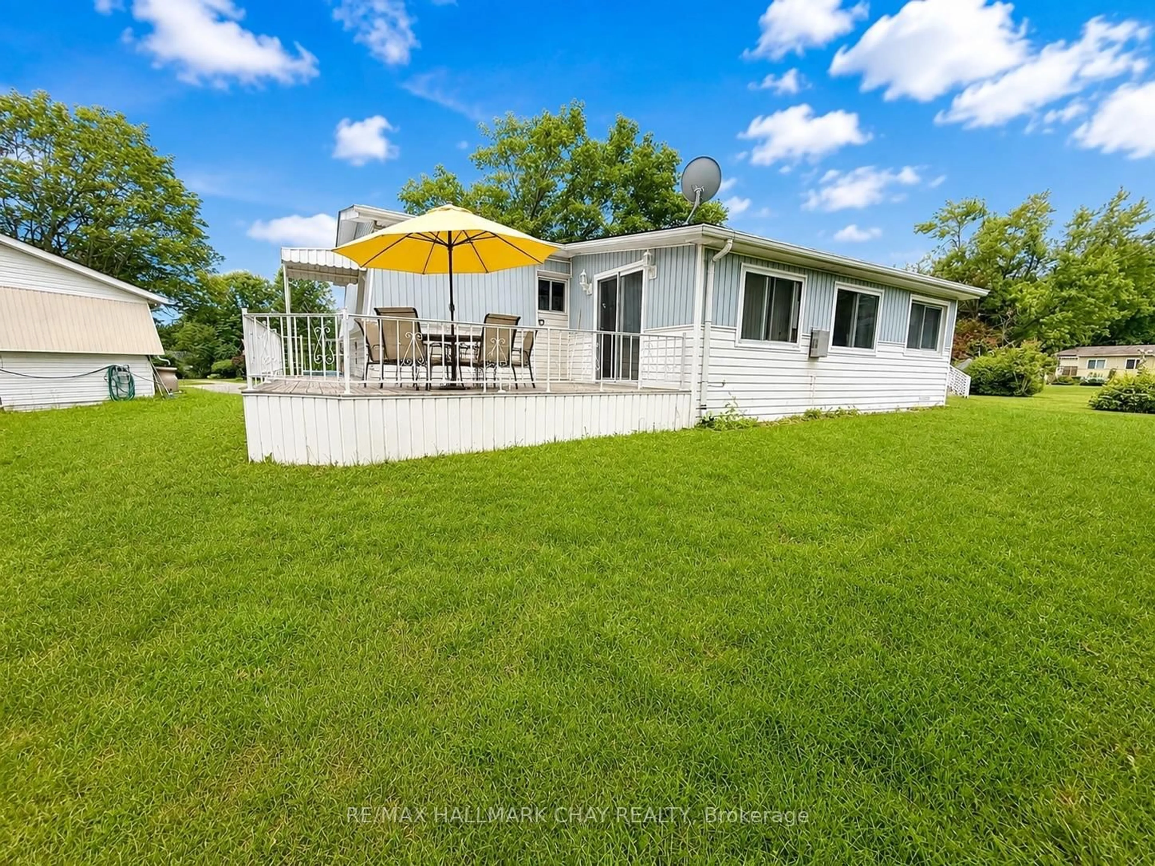 A pic from outside/outdoor area/front of a property/back of a property/a pic from drone, water/lake/river/ocean view for 2 POPLAR Crt, Innisfil Ontario L9S 1M5