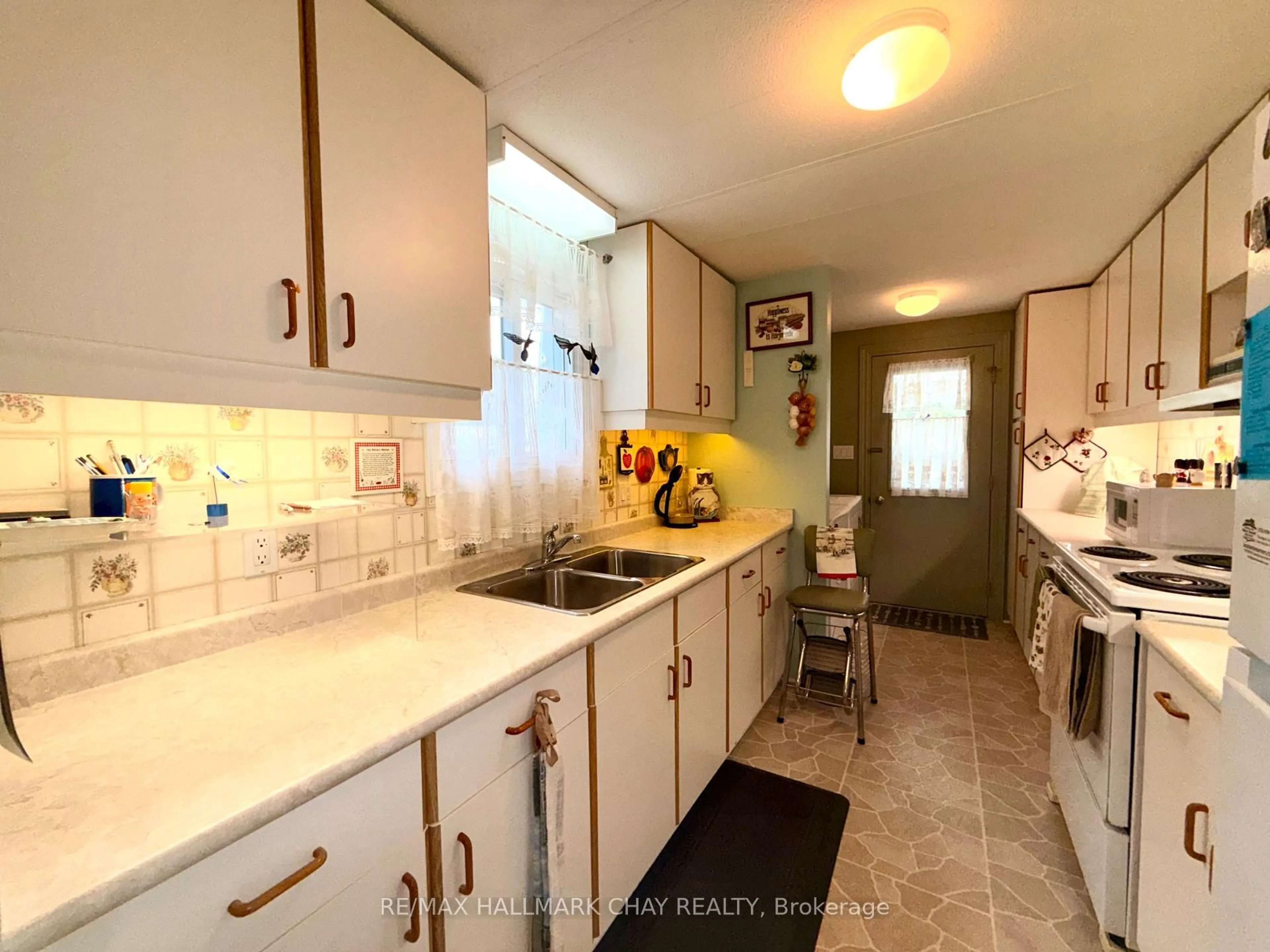 Standard kitchen, ceramic/tile floor for 2 POPLAR Crt, Innisfil Ontario L9S 1M5