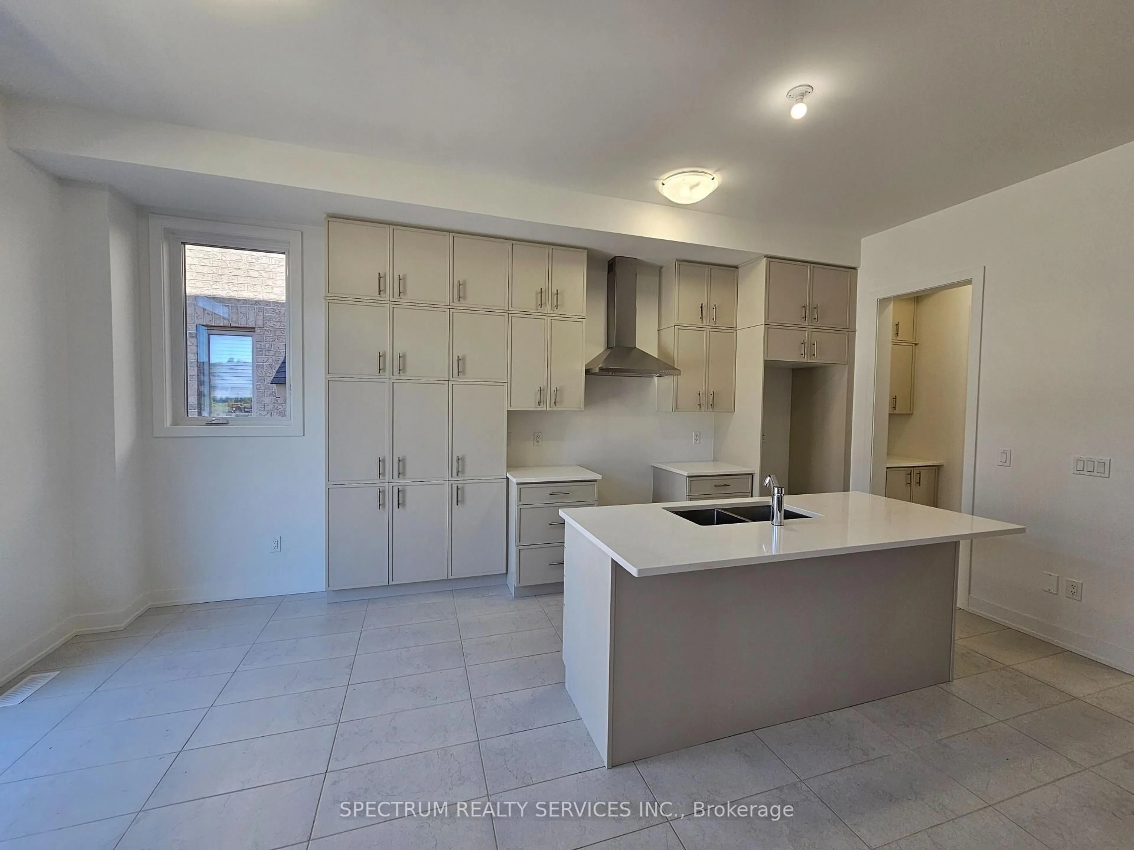 Open concept kitchen, unknown for 184 Dog Wood Blvd, East Gwillimbury Ontario L9N 0X2