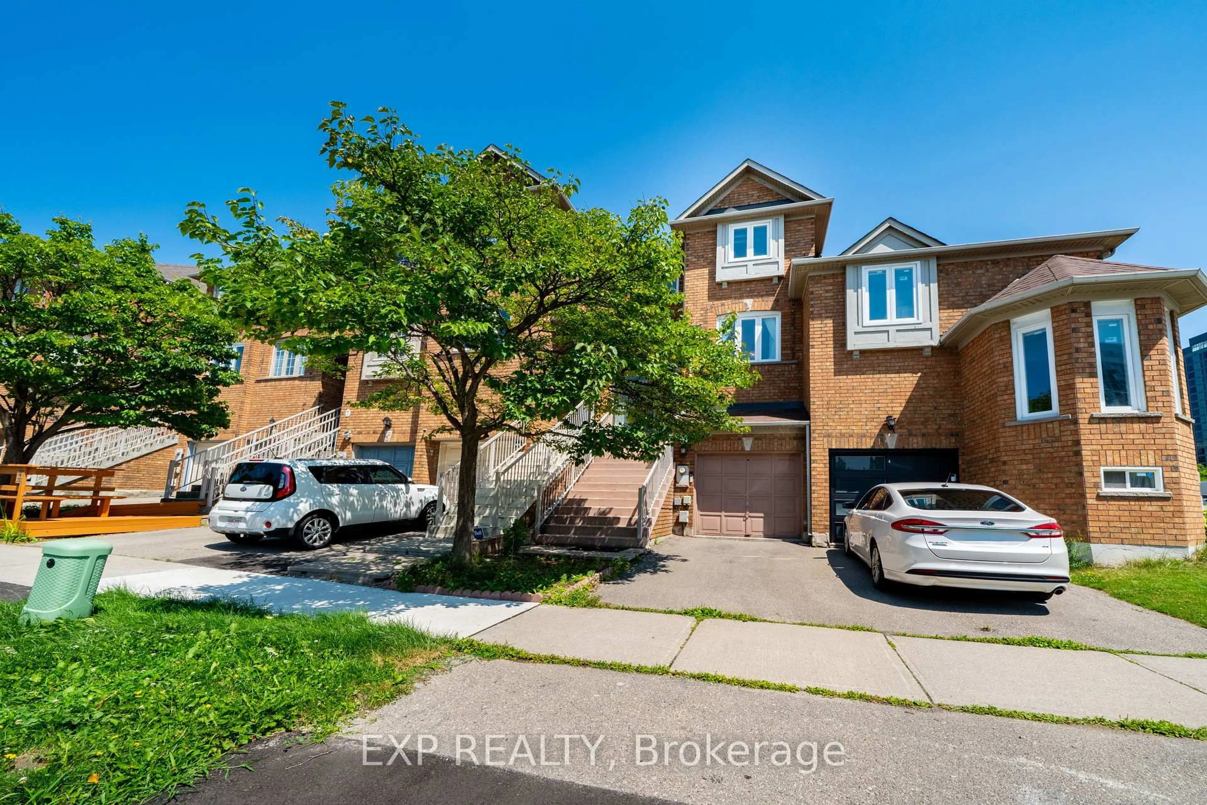 A pic from outside/outdoor area/front of a property/back of a property/a pic from drone, street for 3 Baffin Crt, Richmond Hill Ontario L4B 4J6