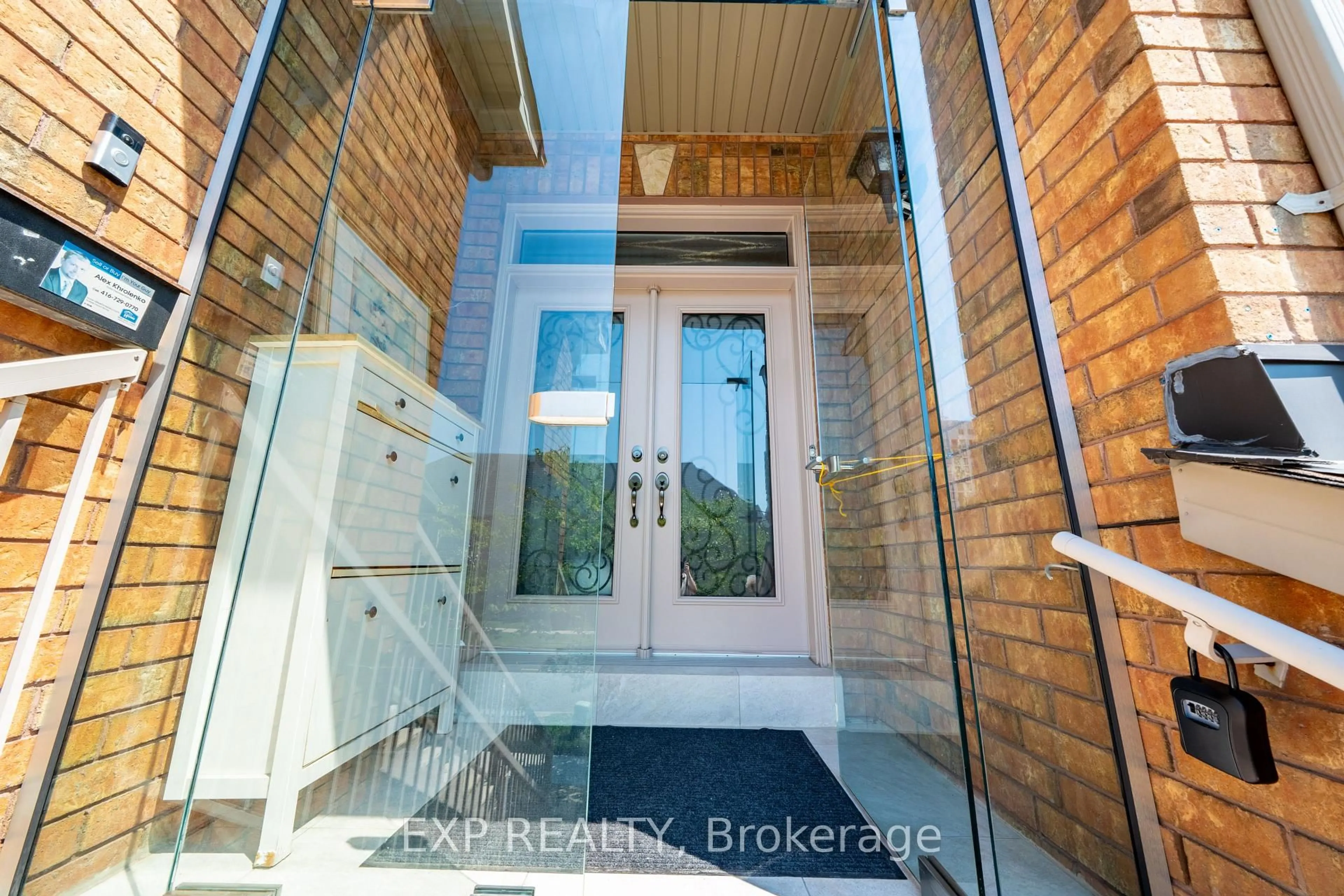 Indoor entryway for 3 Baffin Crt, Richmond Hill Ontario L4B 4J6