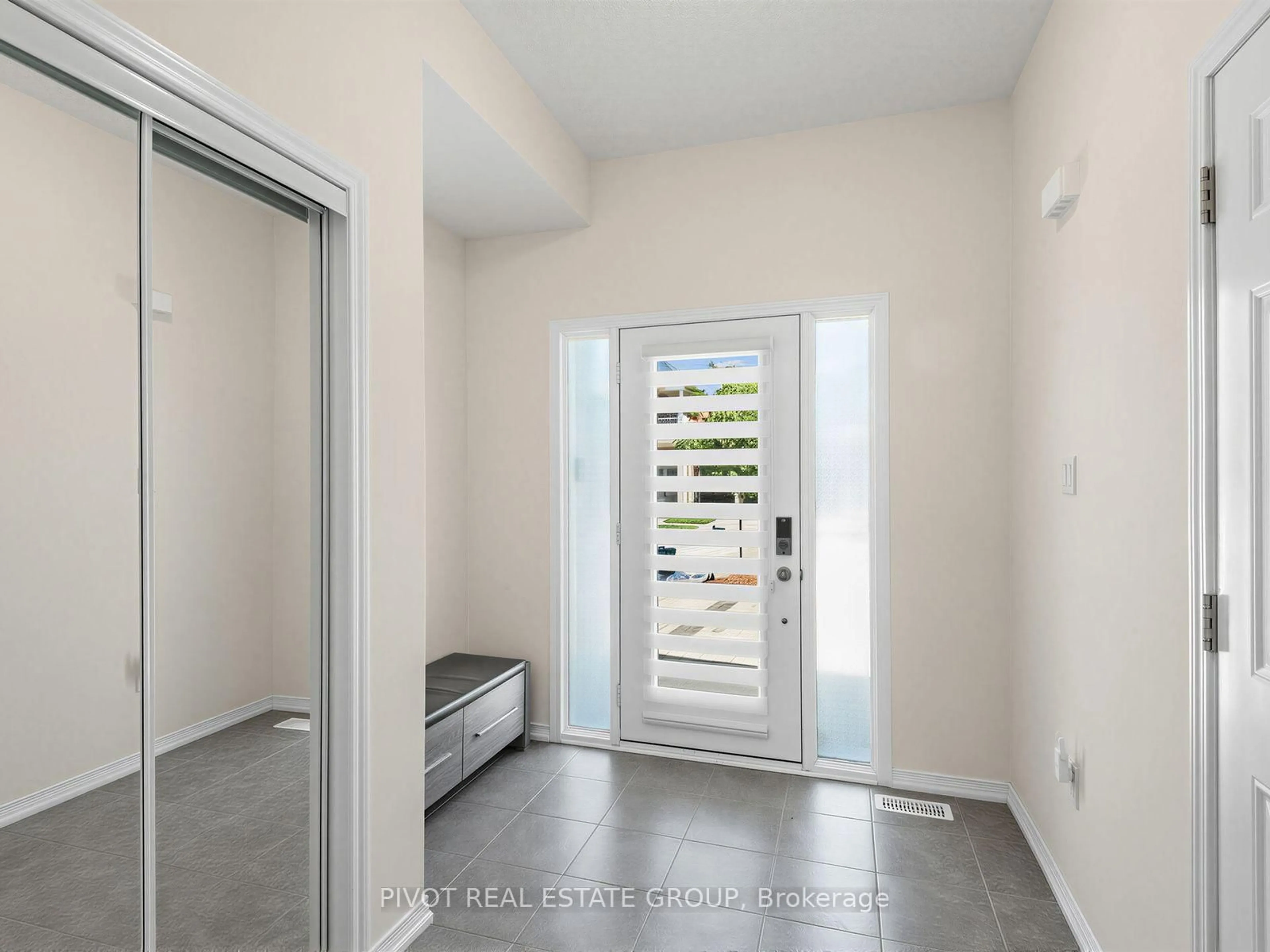 Indoor entryway for 54 Spofford Dr, Whitchurch-Stouffville Ontario L4A 4R1