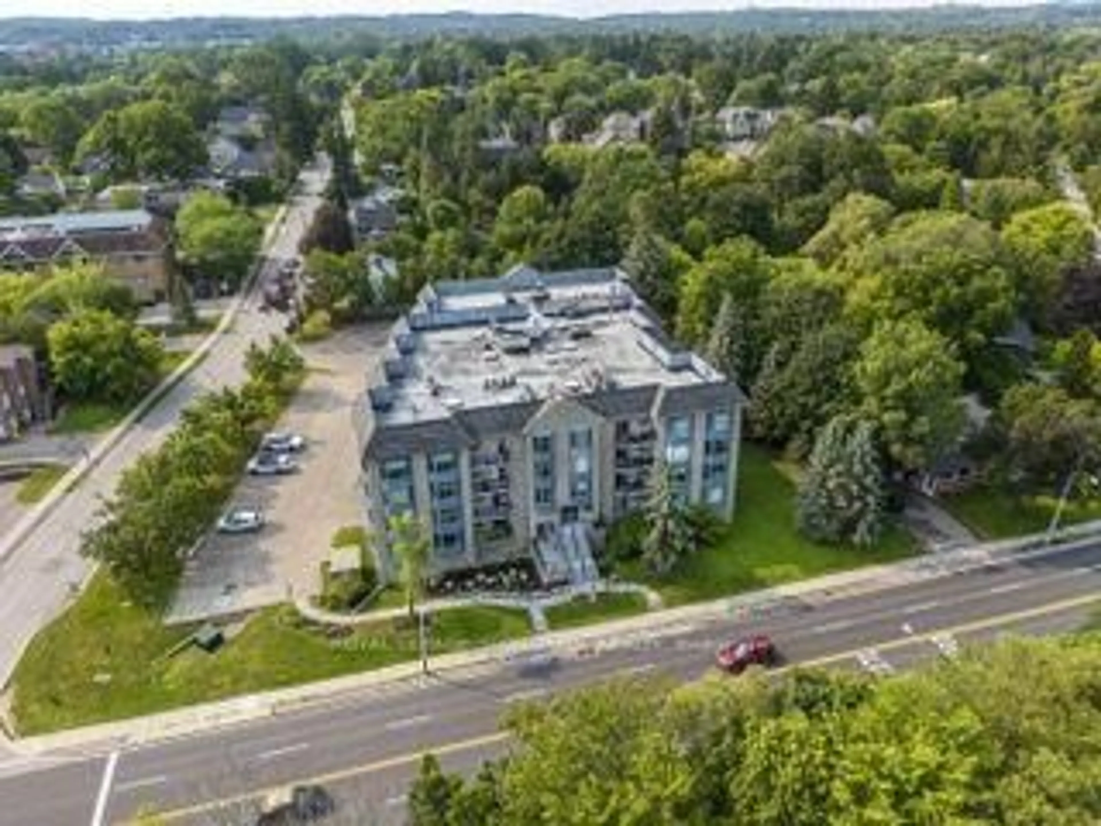 A pic from outside/outdoor area/front of a property/back of a property/a pic from drone, unknown for 85 Wellington St #204, Aurora Ontario L4G 2P2