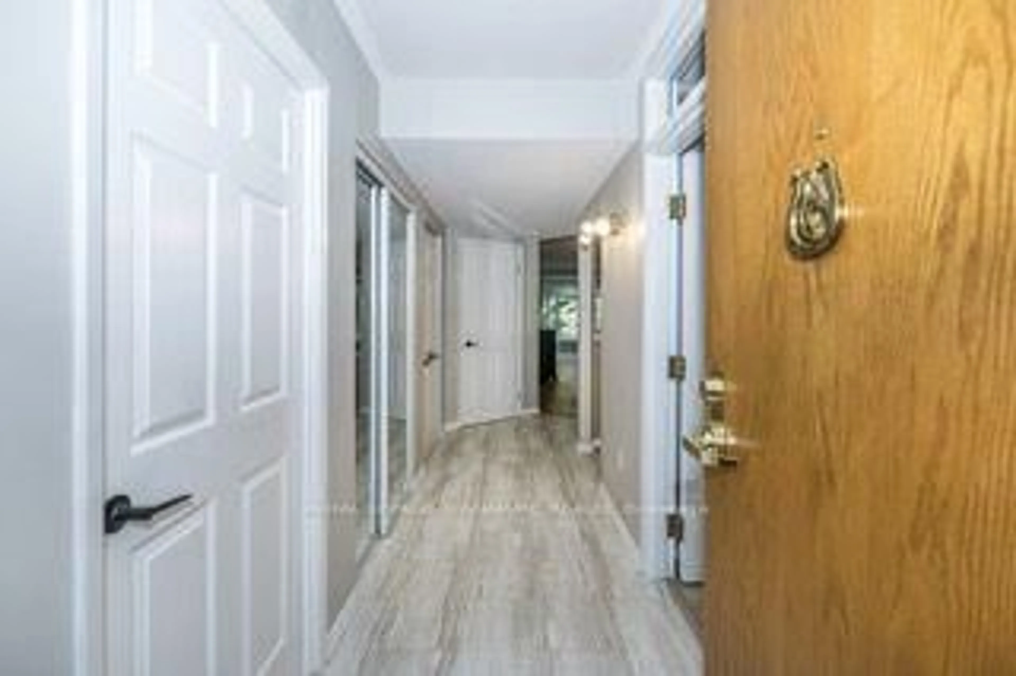 Indoor entryway for 85 Wellington St #204, Aurora Ontario L4G 2P2