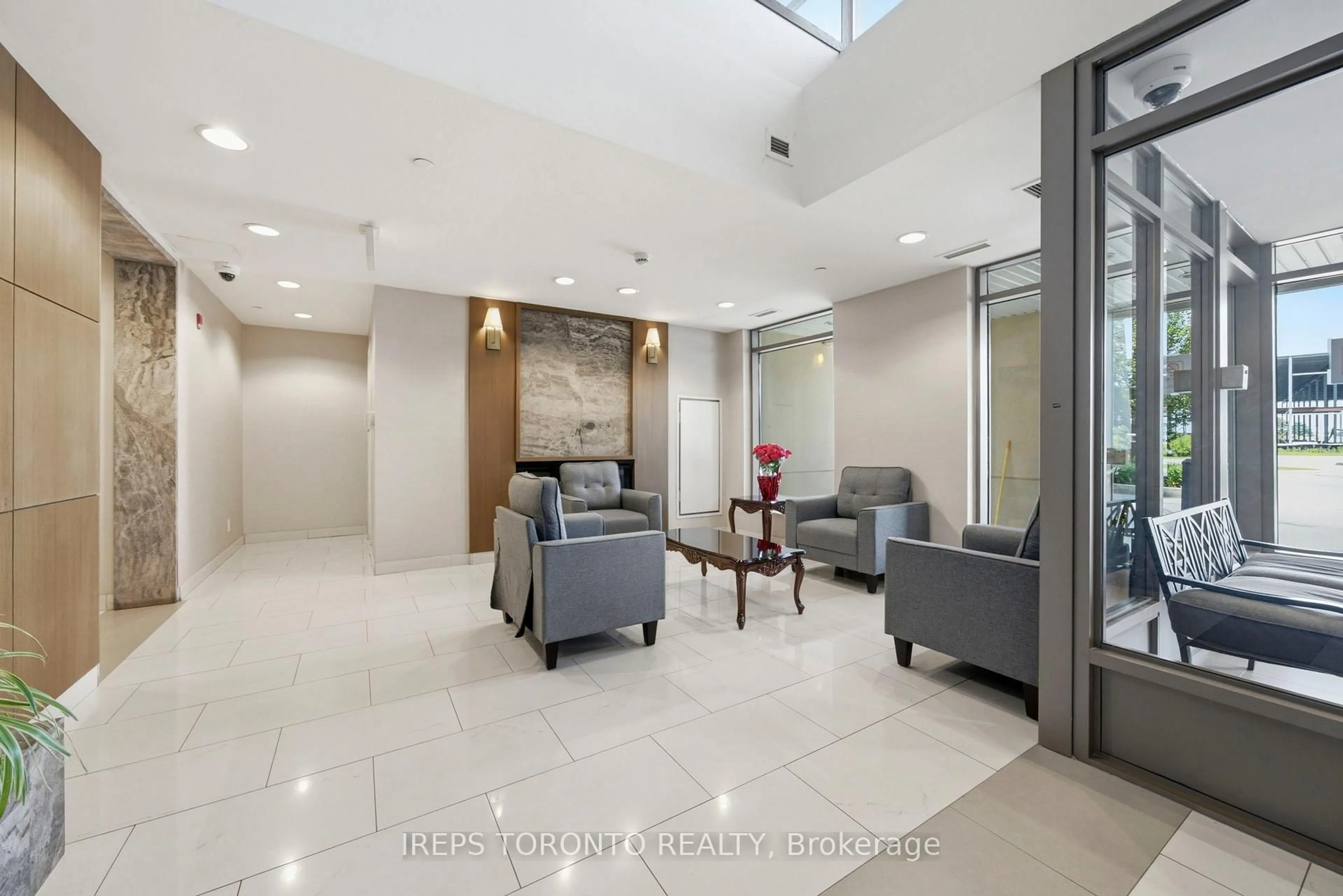 Indoor foyer for 75 Norman Bethune Ave #209, Richmond Hill Ontario L4B 0B6