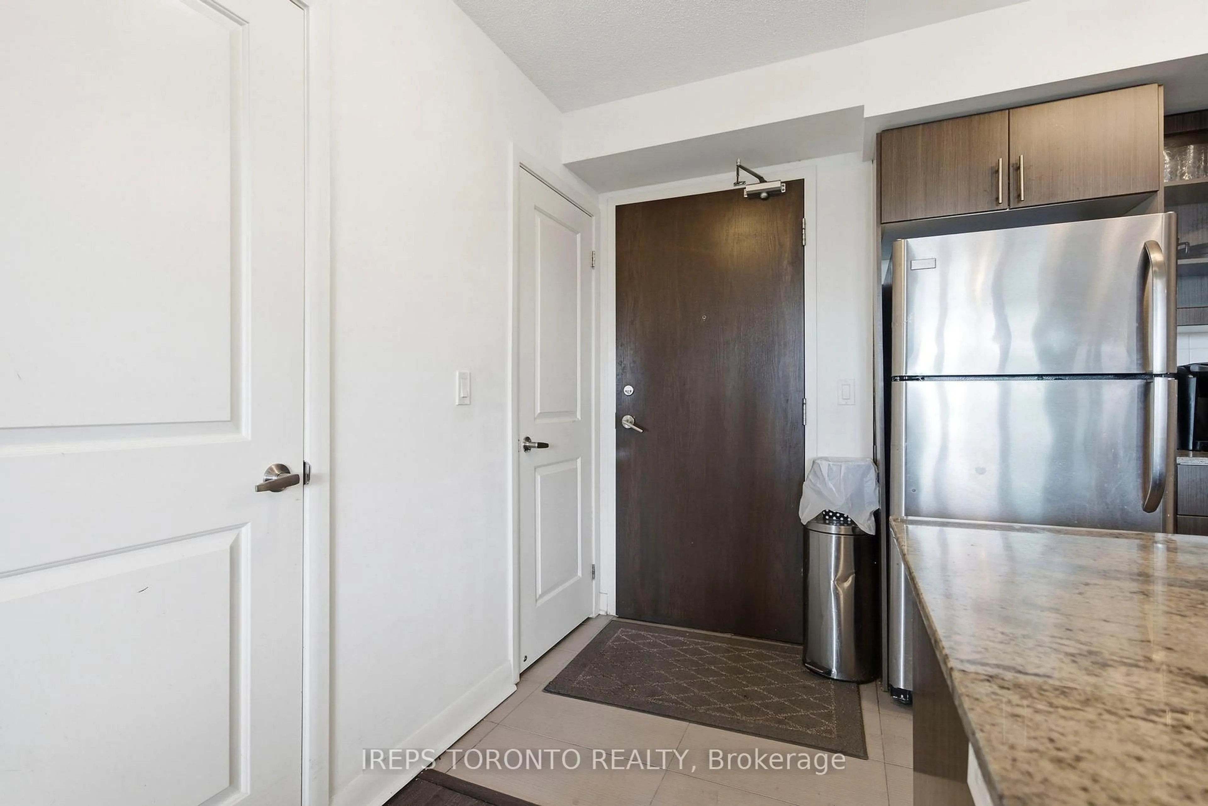 Indoor entryway for 75 Norman Bethune Ave #209, Richmond Hill Ontario L4B 0B6