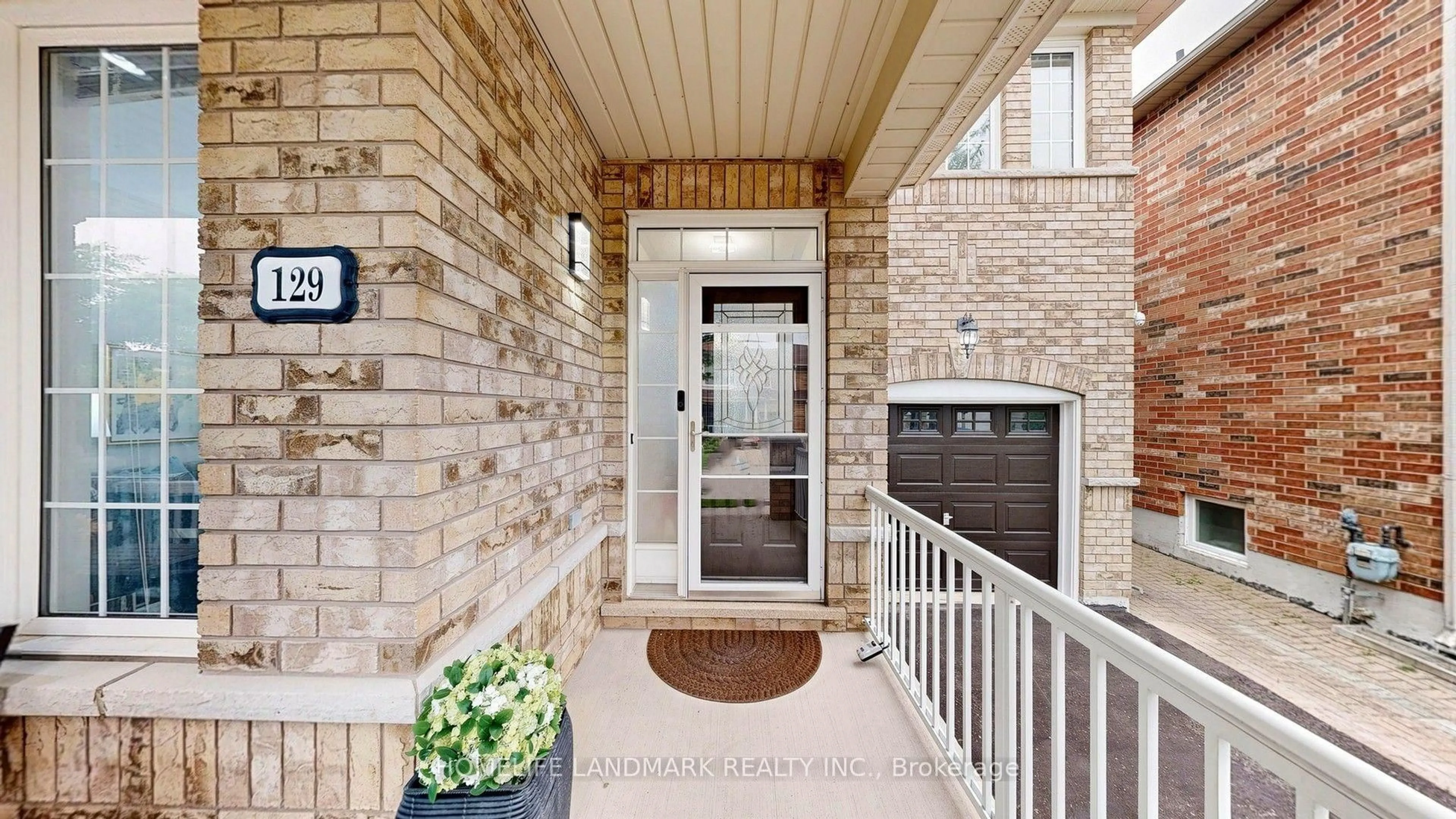 Indoor entryway for 129 Beare Tr, Newmarket Ontario L3X 3B6
