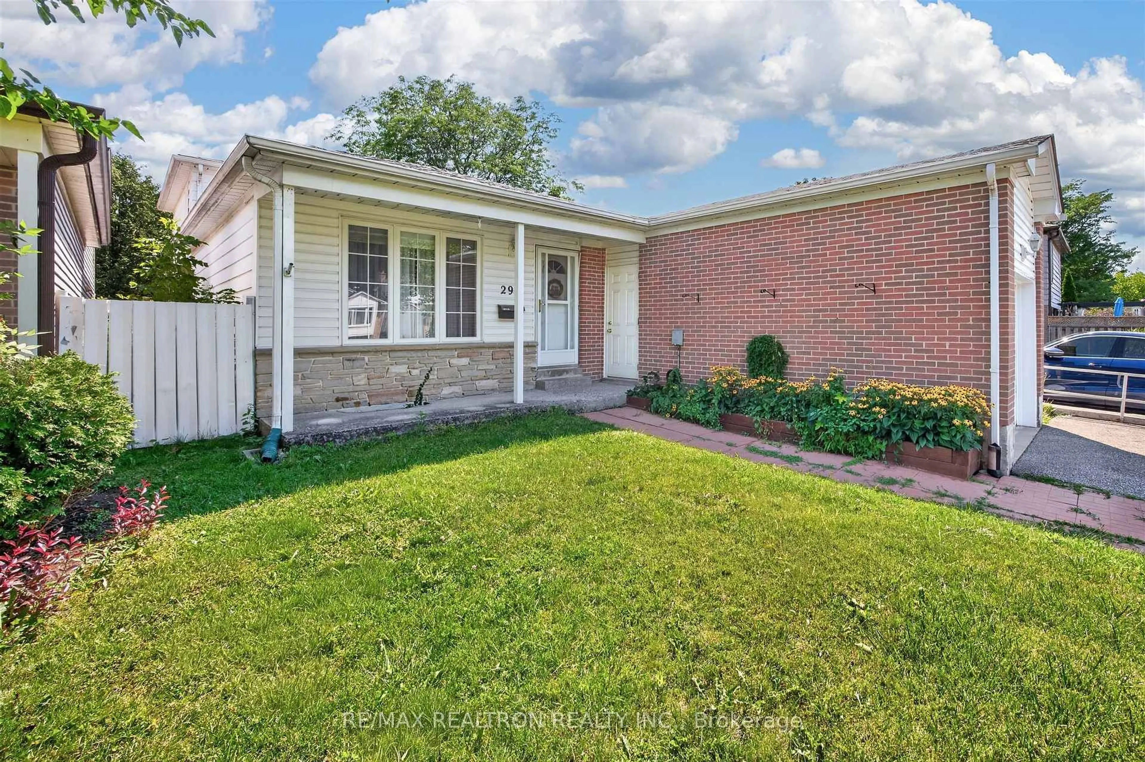 Home with brick exterior material, street for 29 Springhead Gdns, Richmond Hill Ontario L4C 5C1
