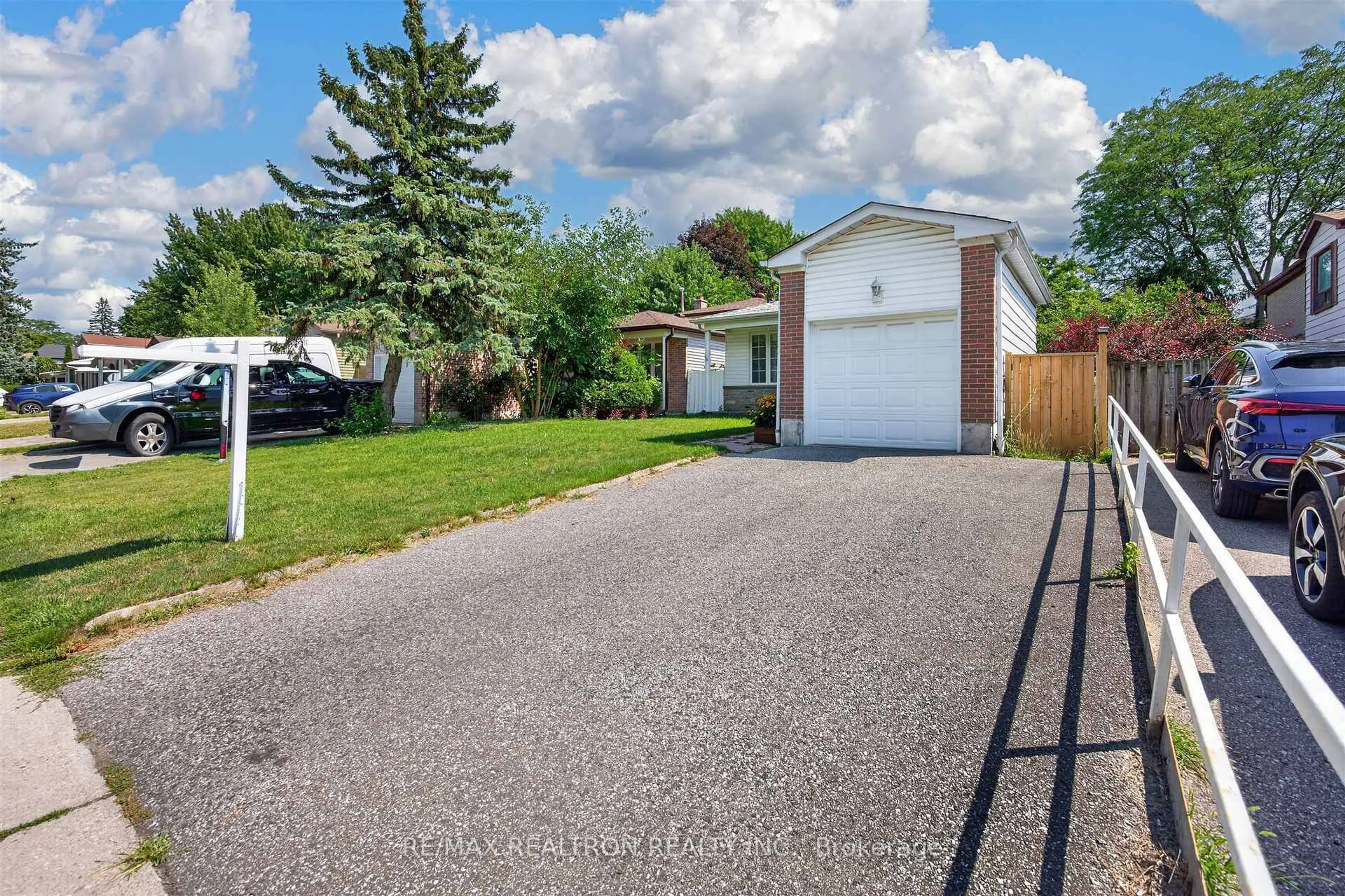 A pic from outside/outdoor area/front of a property/back of a property/a pic from drone, street for 29 Springhead Gdns, Richmond Hill Ontario L4C 5C1