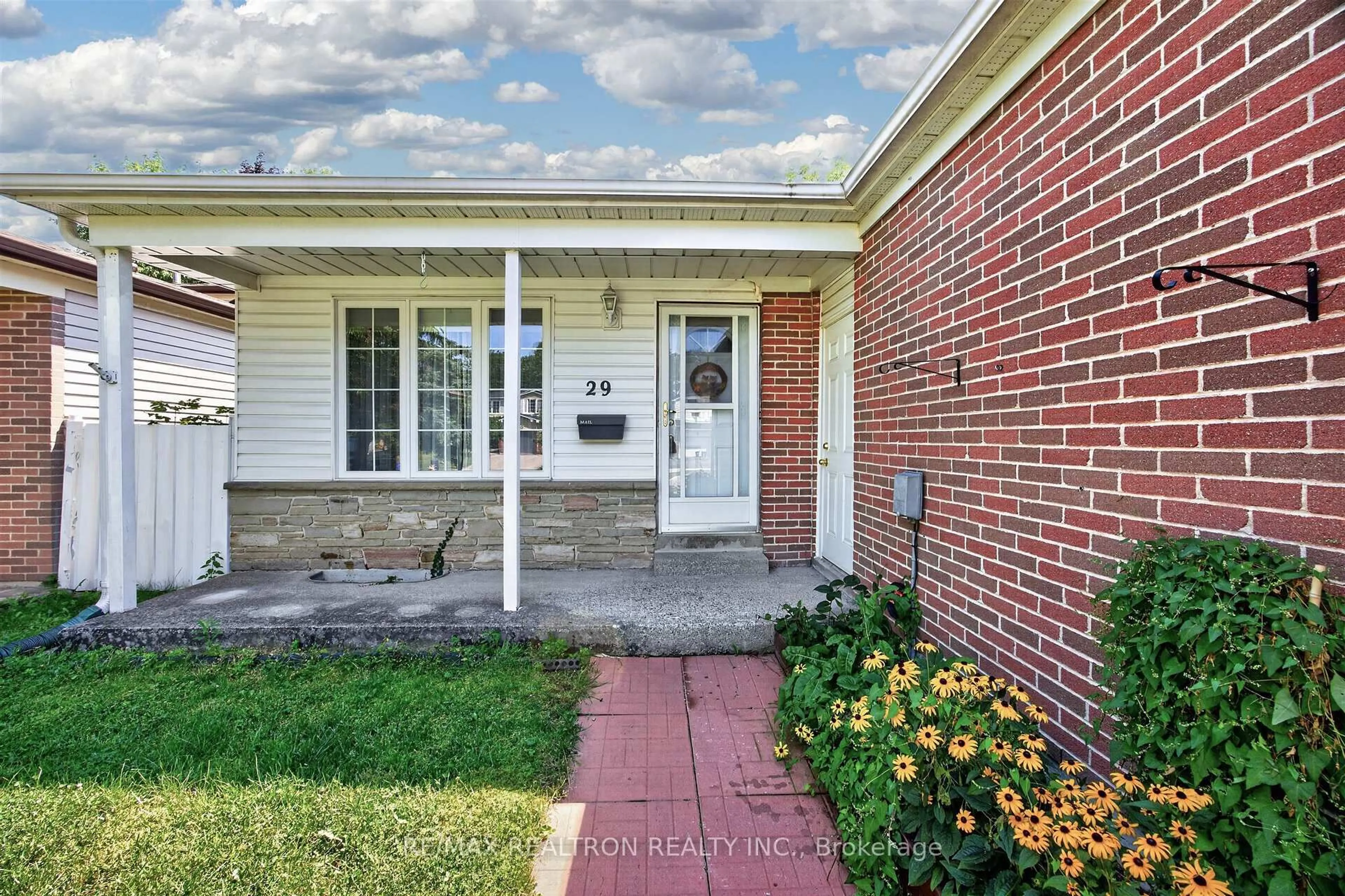Home with brick exterior material, street for 29 Springhead Gdns, Richmond Hill Ontario L4C 5C1