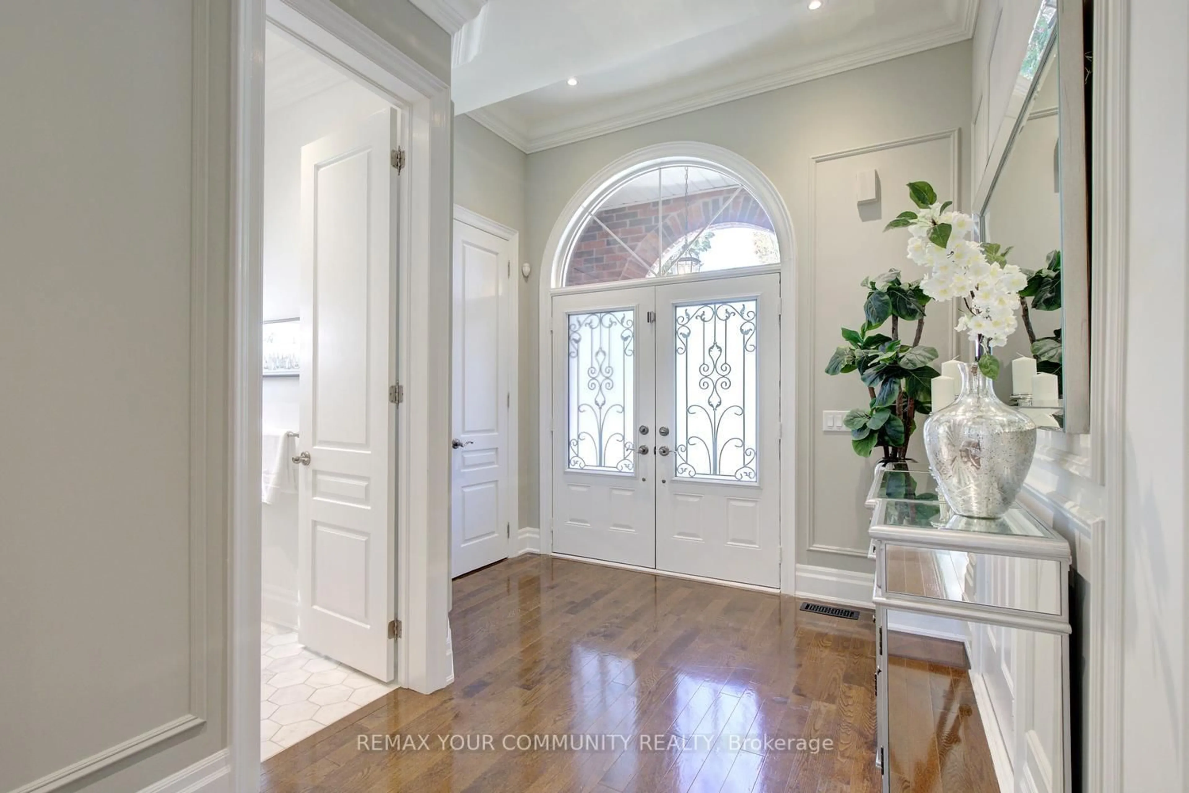 Indoor entryway for 199 Ivy Glen Dr, Vaughan Ontario L6A 0N9
