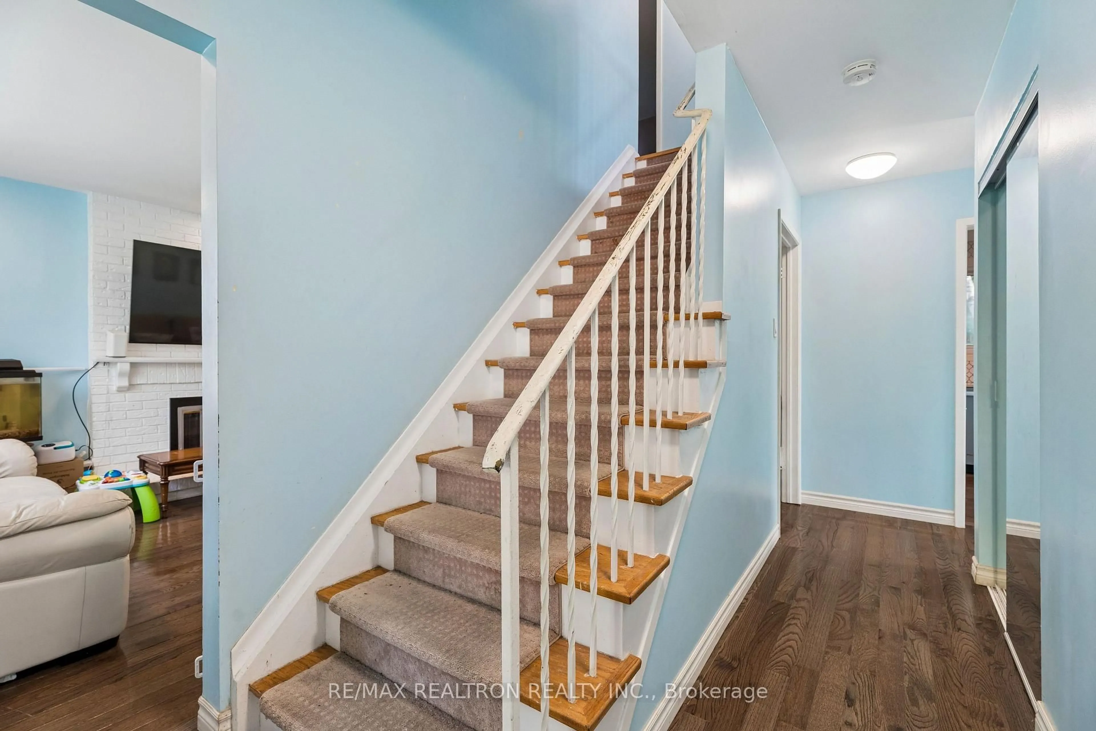 Stairs for 383 Sandford St, Newmarket Ontario L3Y 4S5