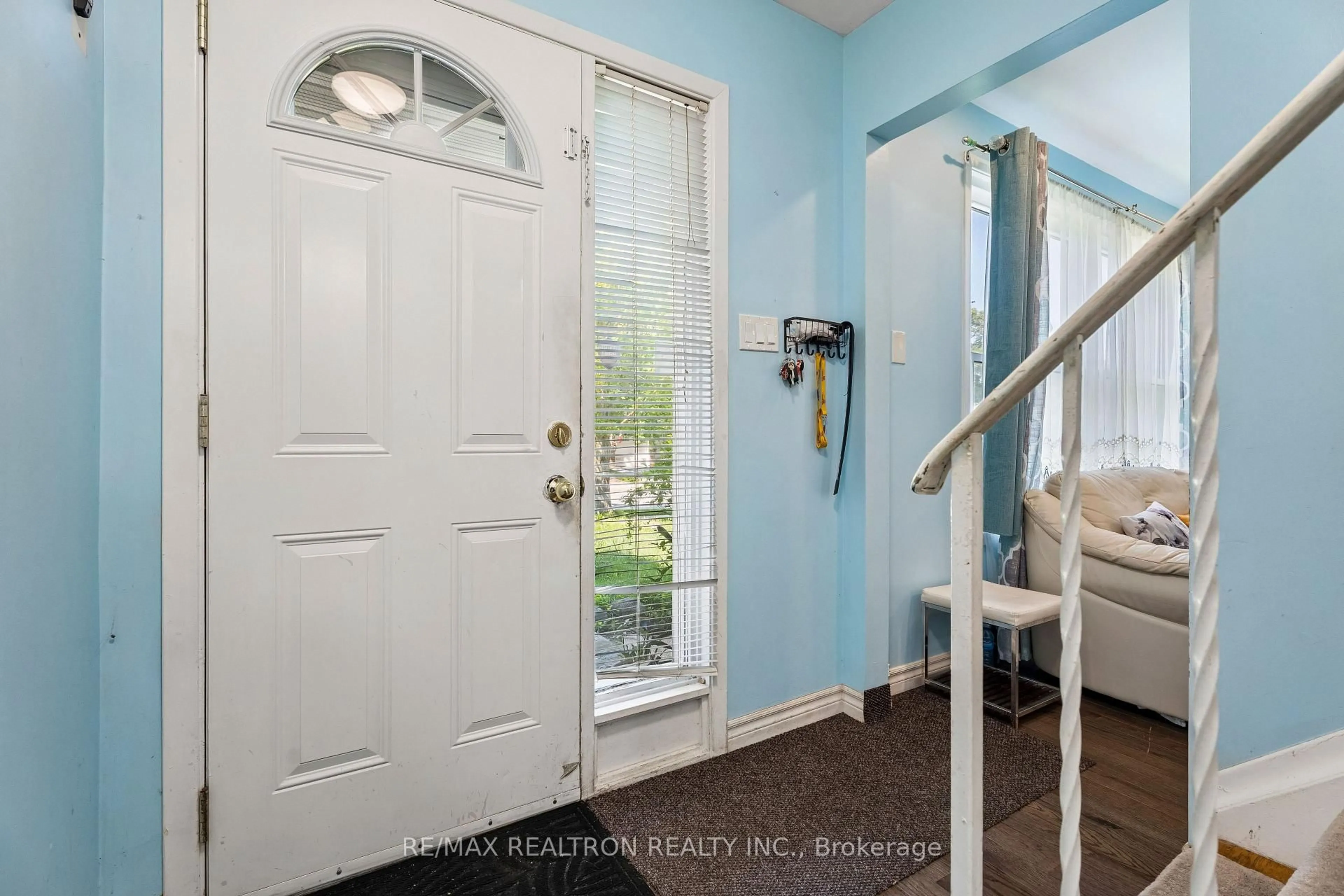 Indoor entryway for 383 Sandford St, Newmarket Ontario L3Y 4S5