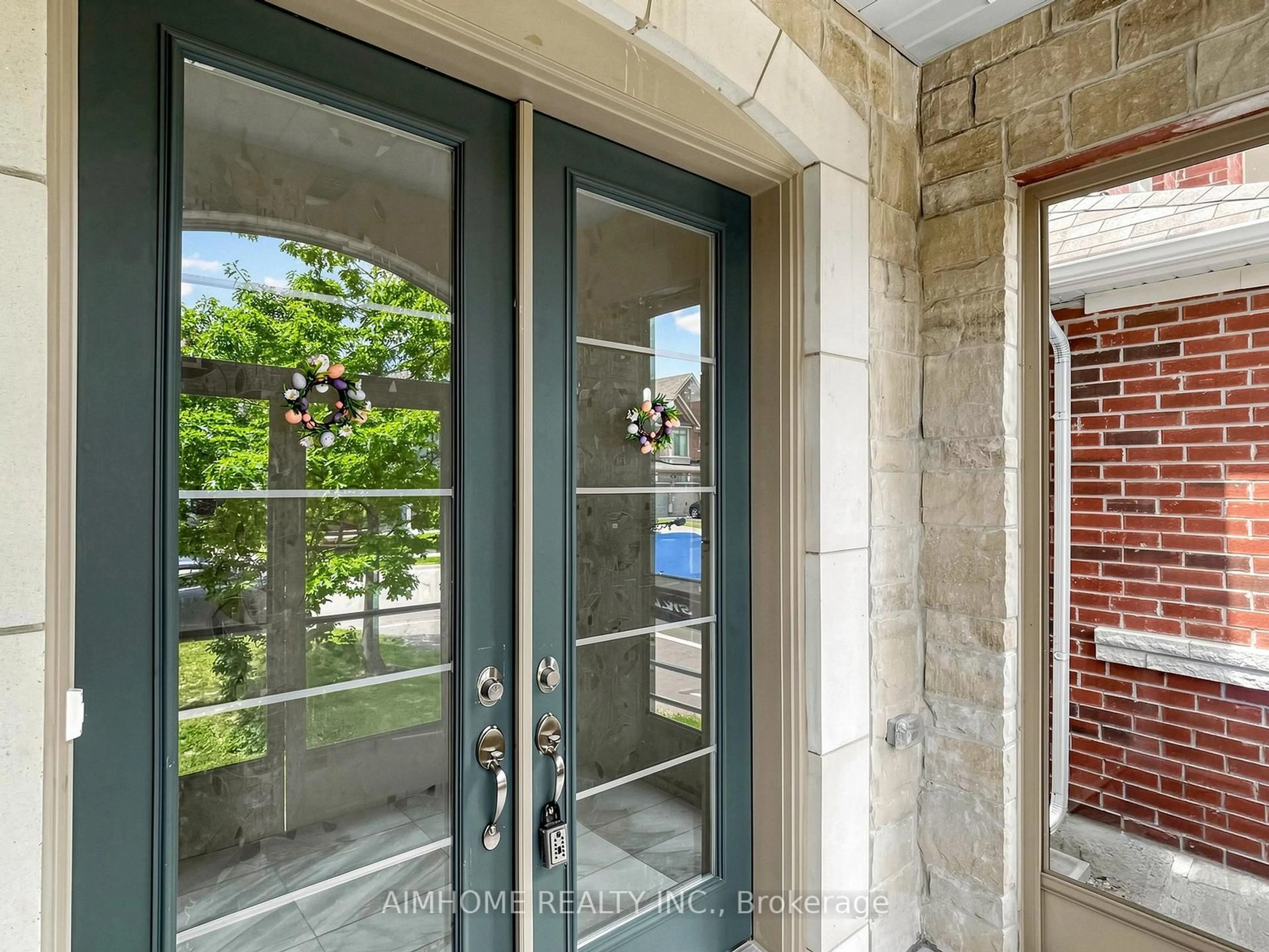 Indoor entryway for 664 Mcgregor Farm Tr, Newmarket Ontario L3X 0H3