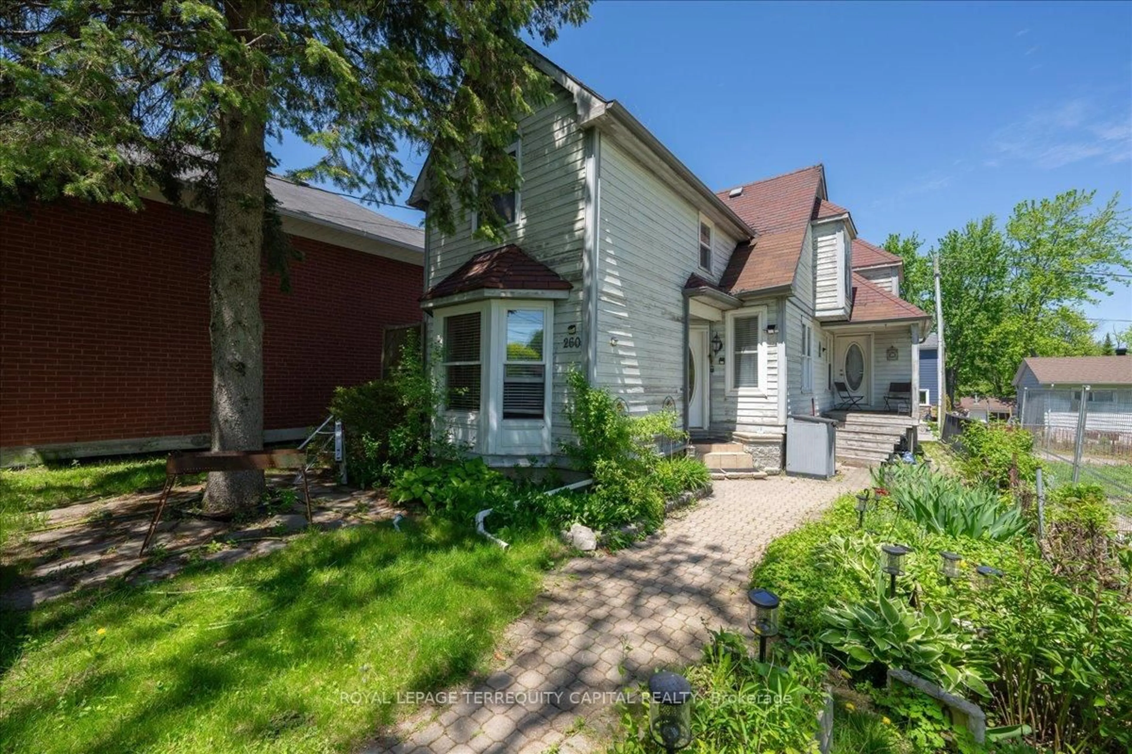 A pic from outside/outdoor area/front of a property/back of a property/a pic from drone, street for 260 Douglas Rd, Richmond Hill Ontario L4E 3H7