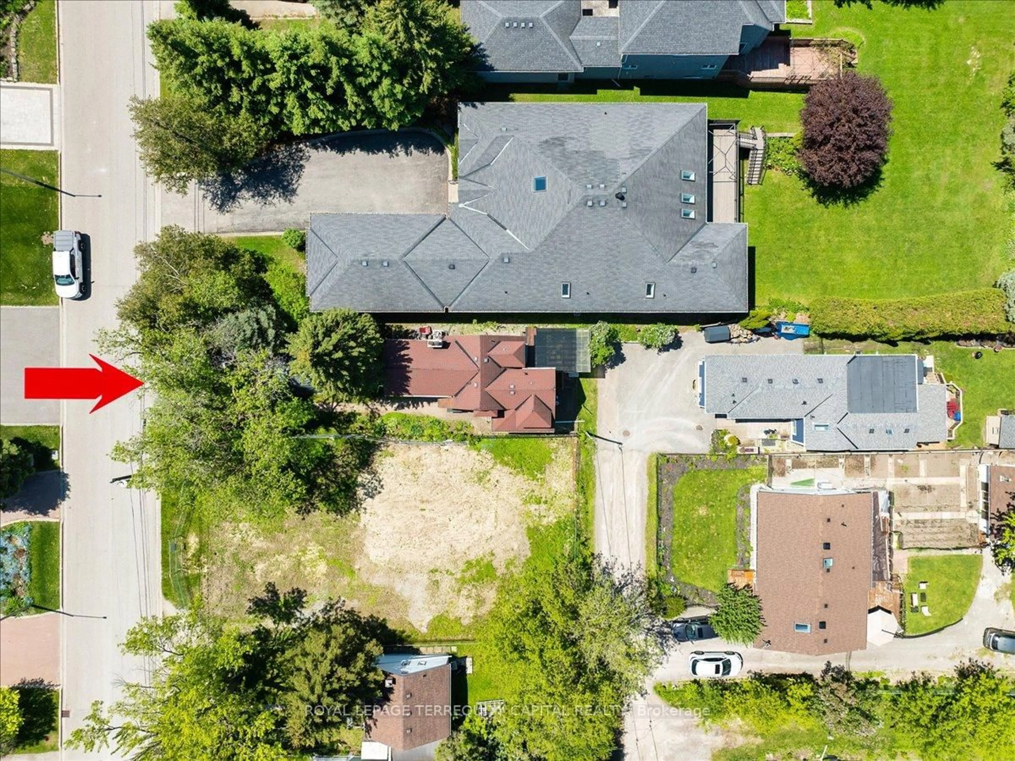 A pic from outside/outdoor area/front of a property/back of a property/a pic from drone, street for 260 Douglas Rd, Richmond Hill Ontario L4E 3H7