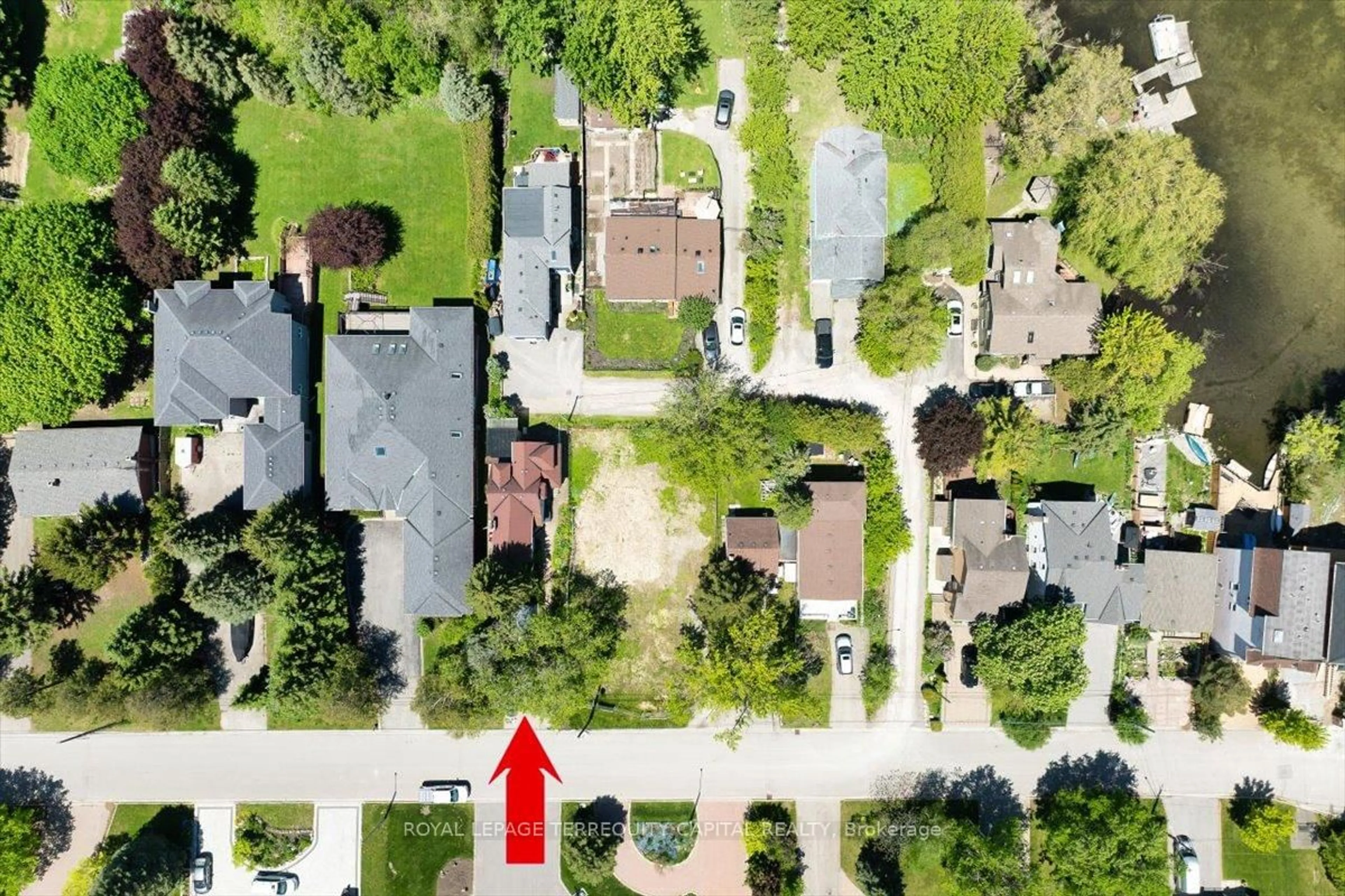 A pic from outside/outdoor area/front of a property/back of a property/a pic from drone, street for 260 Douglas Rd, Richmond Hill Ontario L4E 3H7