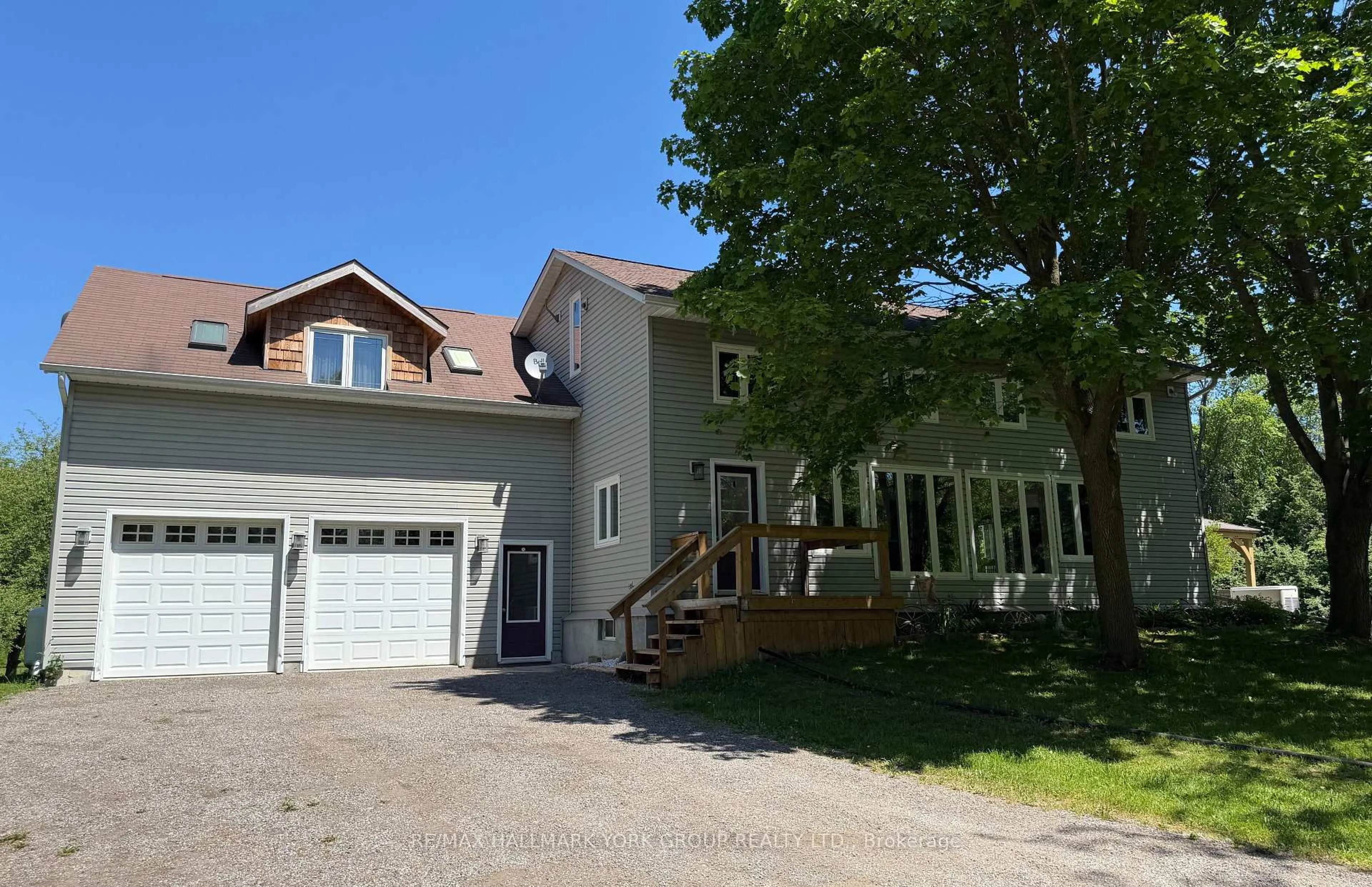 A pic from outside/outdoor area/front of a property/back of a property/a pic from drone, street for 5768 Smith Blvd, Georgina Ontario L0E 1A0