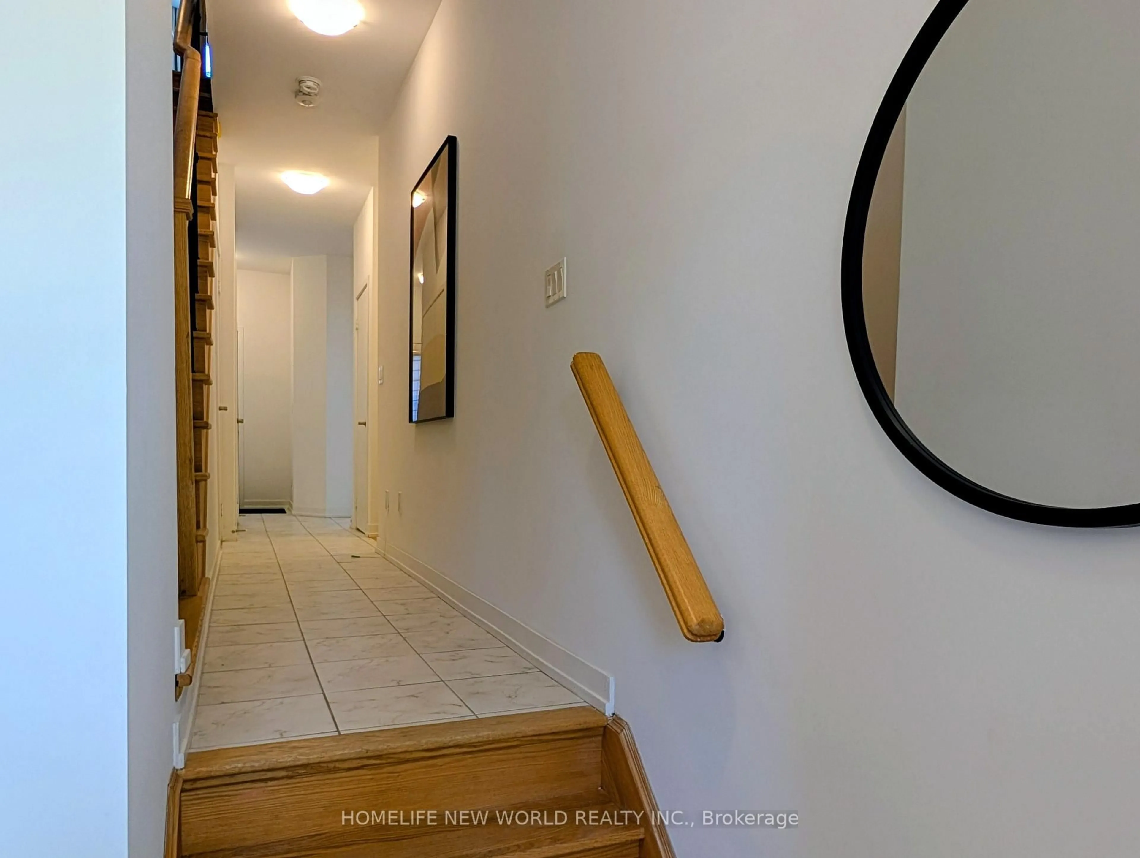 Indoor foyer for 257 Harding Park St, Newmarket Ontario L3Y 0E1
