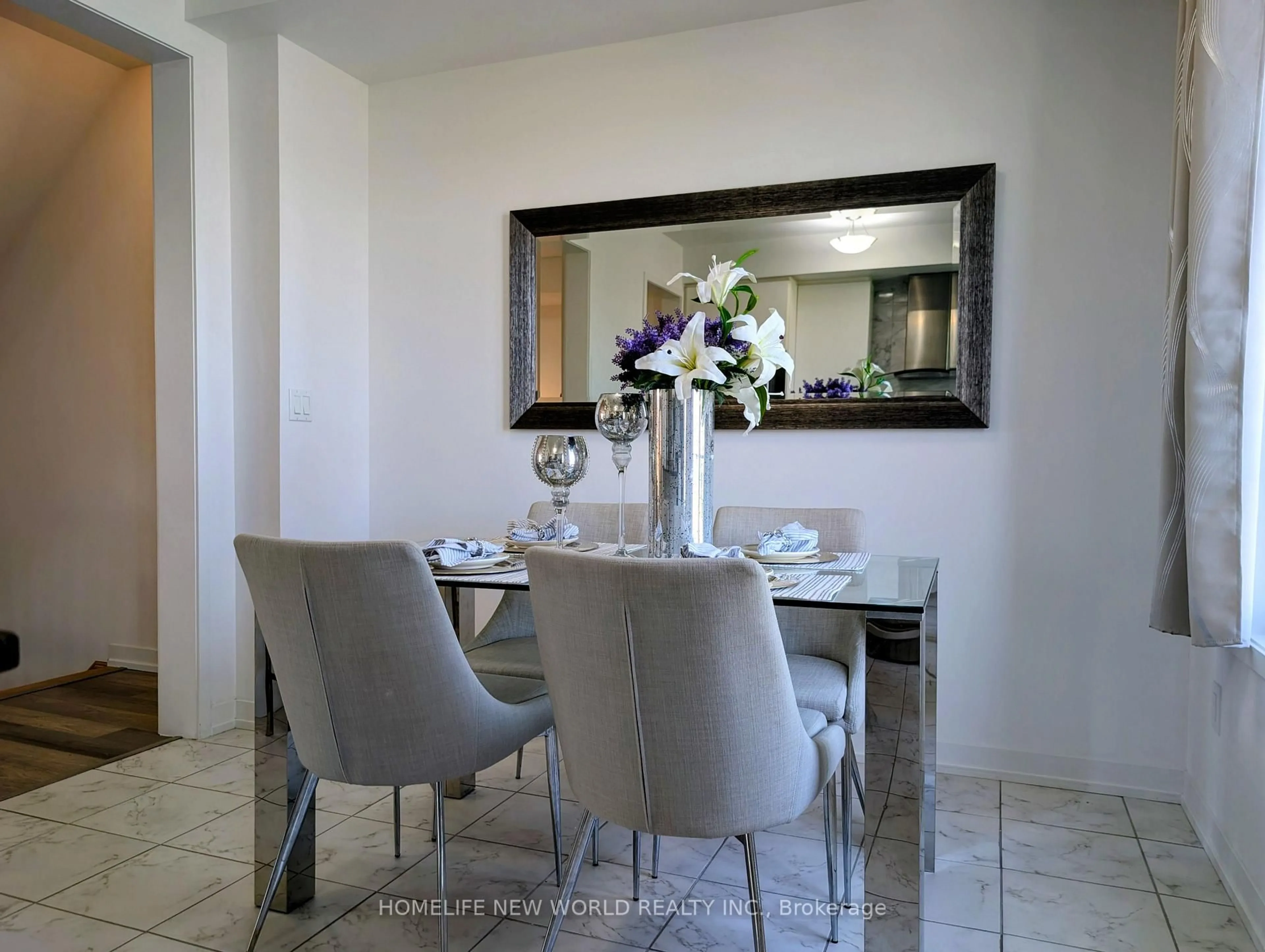 Dining room, ceramic/tile floor for 257 Harding Park St, Newmarket Ontario L3Y 0E1