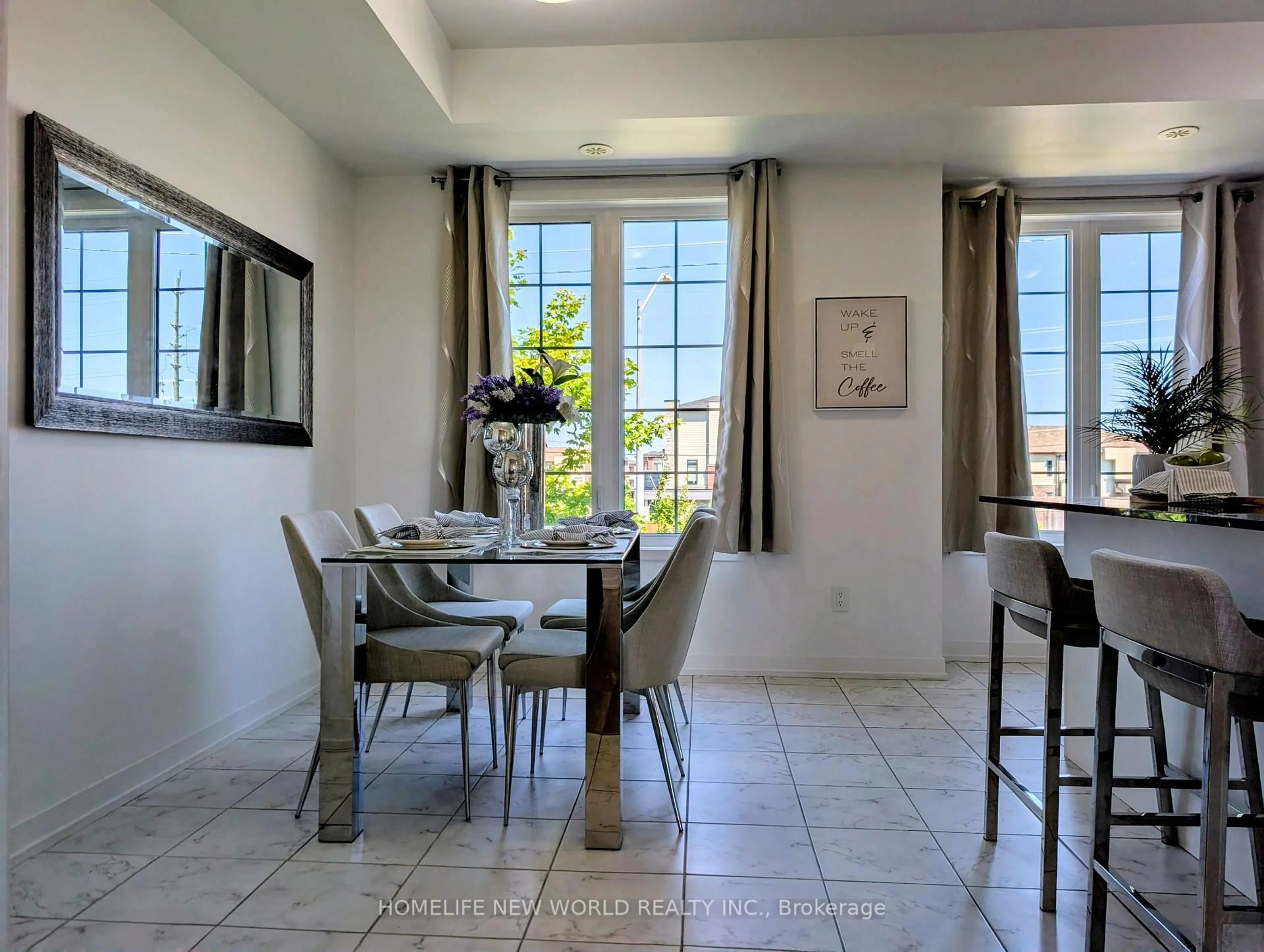 Dining room, ceramic/tile floor for 257 Harding Park St, Newmarket Ontario L3Y 0E1