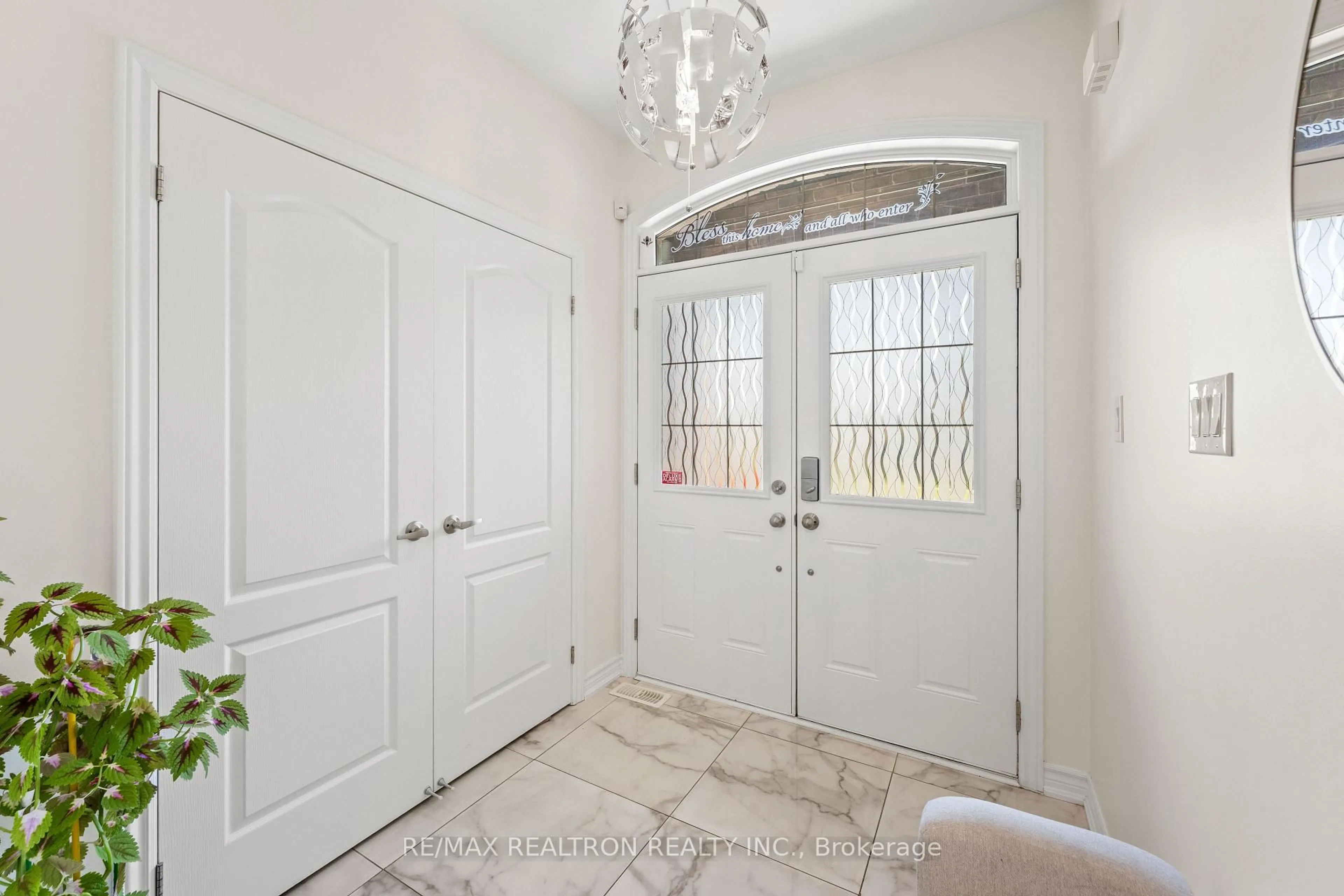 Indoor entryway for 2072 Allison St, Innisfil Ontario L9S 0K7