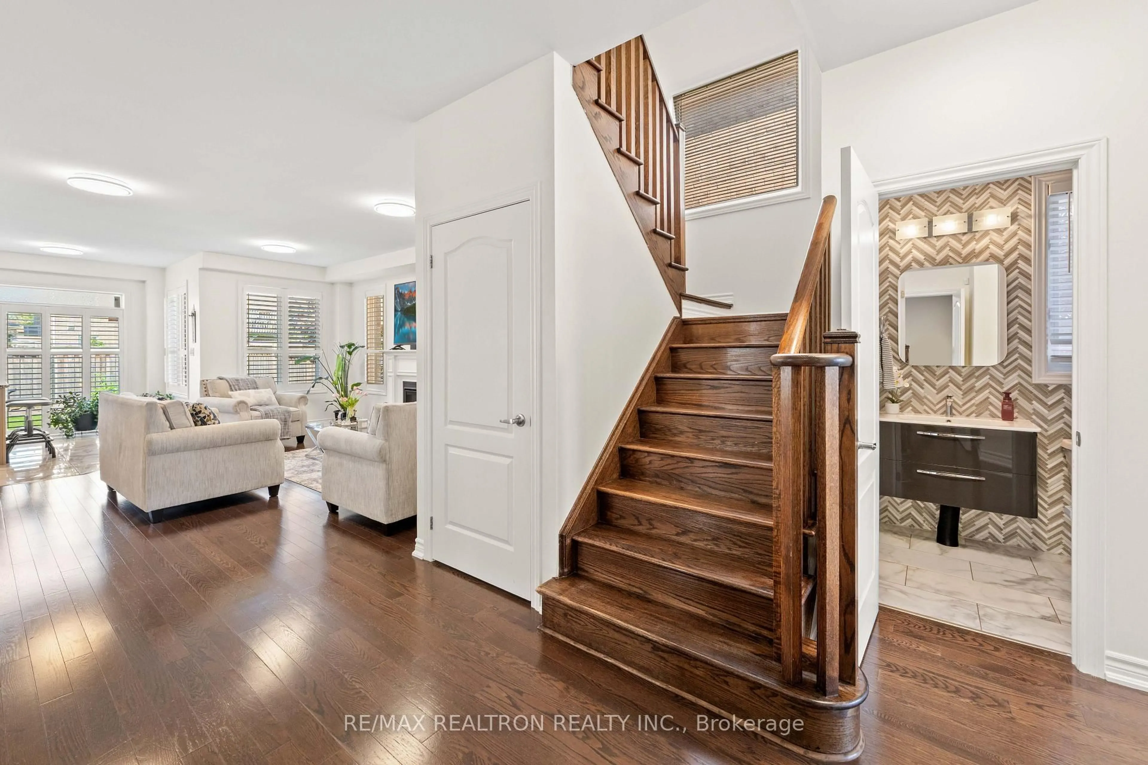 Indoor entryway for 2072 Allison St, Innisfil Ontario L9S 0K7