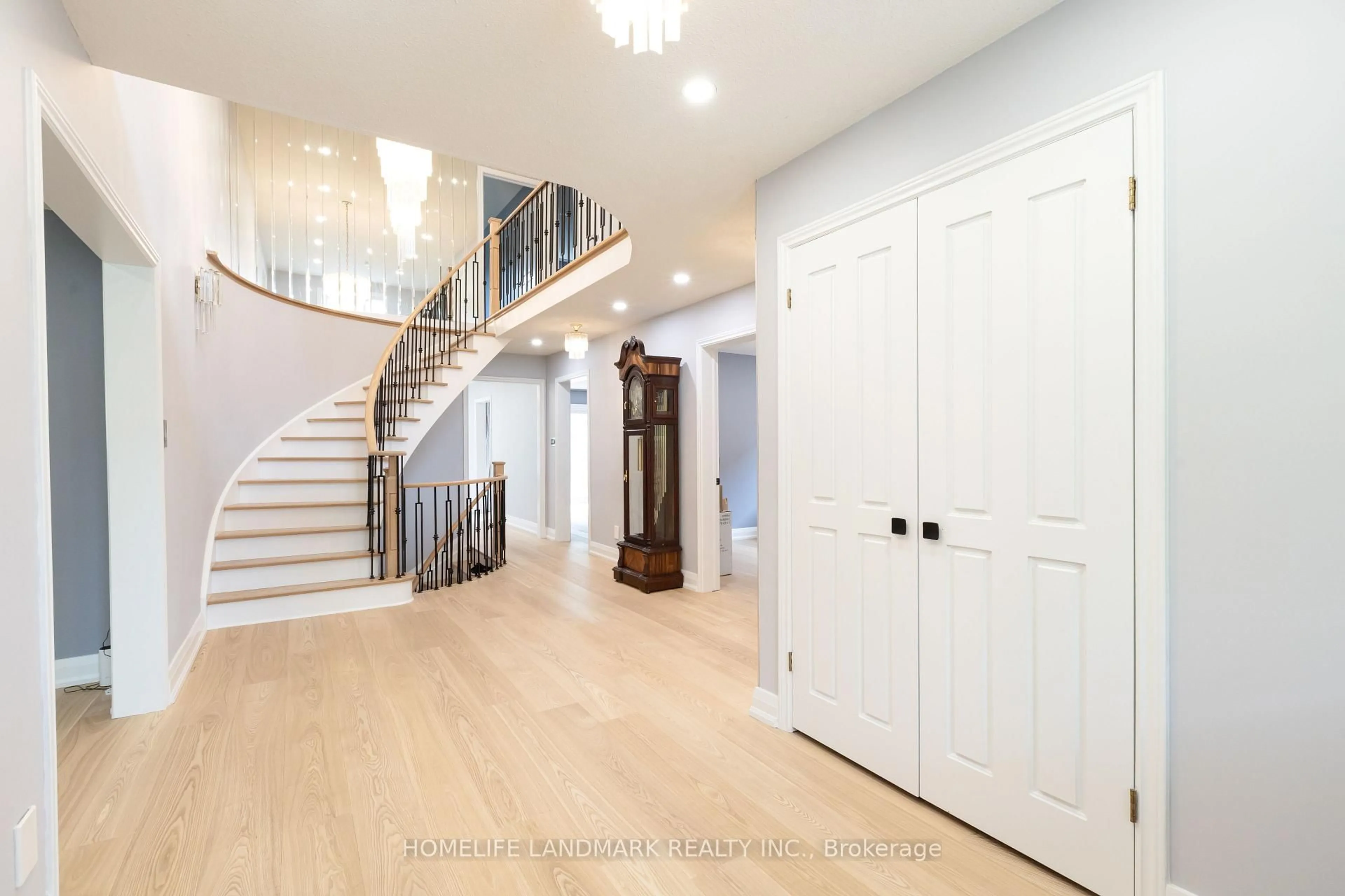 Indoor foyer for 9755 Keele St, Vaughan Ontario L6A 3Y5