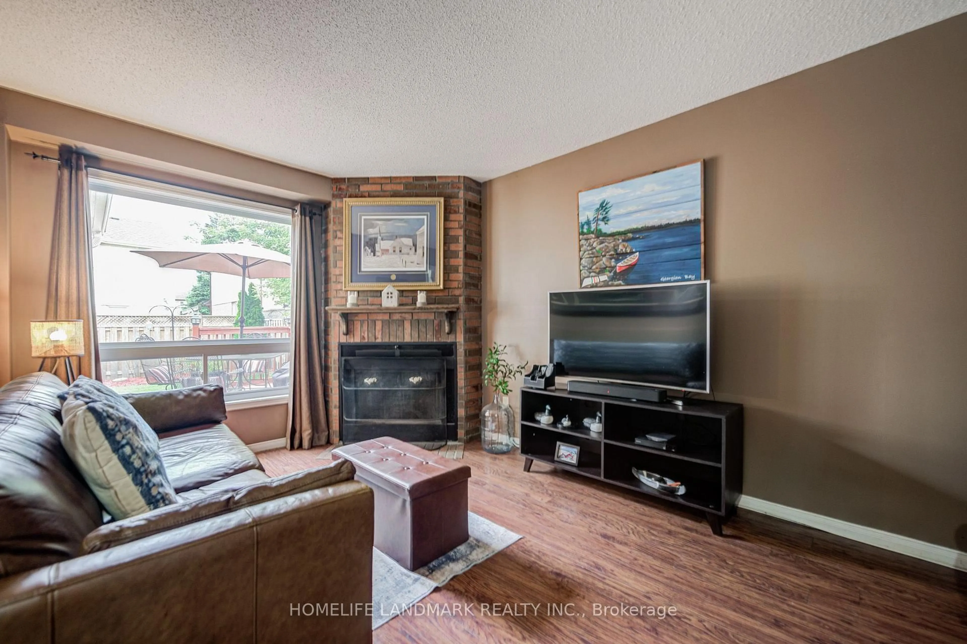 Living room with furniture, wood/laminate floor for 8 Closs Sq, Aurora Ontario L4G 5H7