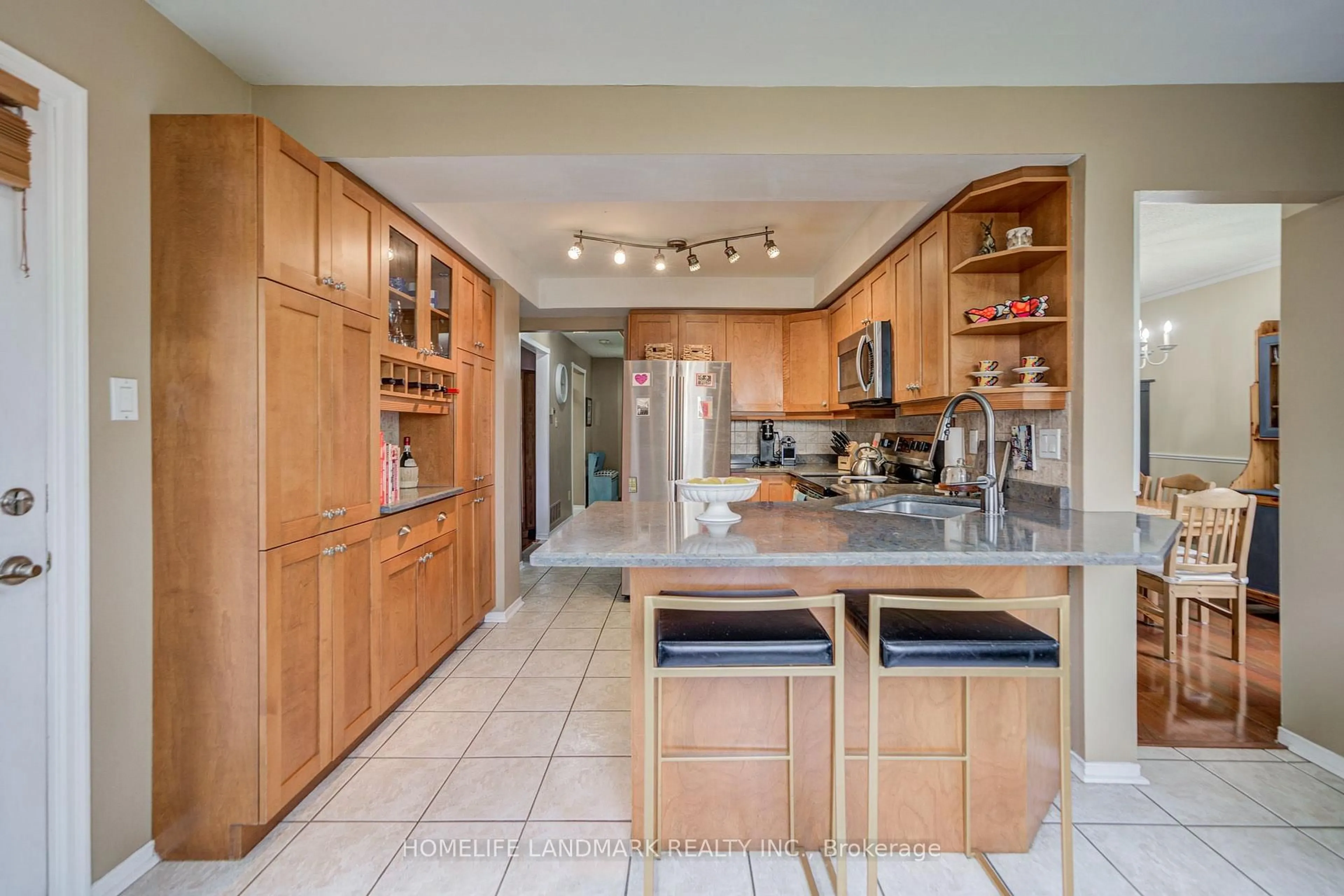 Contemporary kitchen, ceramic/tile floor for 8 Closs Sq, Aurora Ontario L4G 5H7