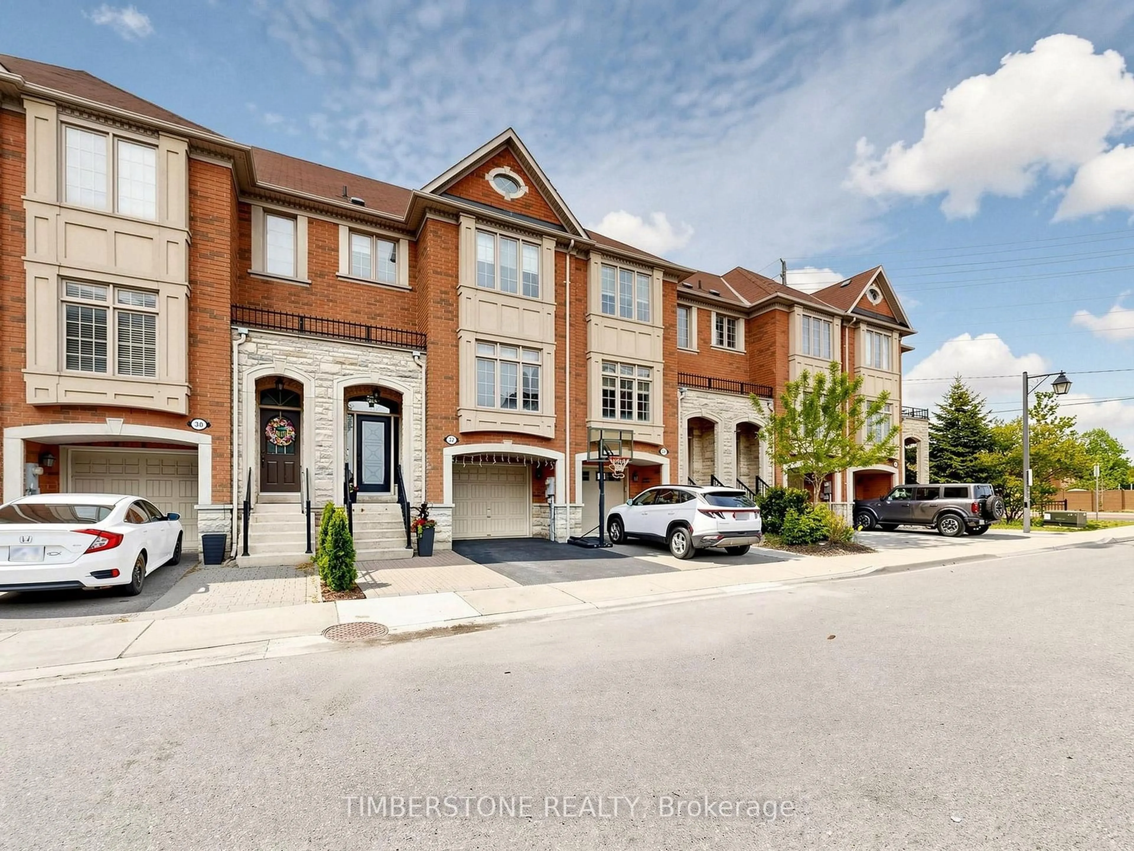 A pic from outside/outdoor area/front of a property/back of a property/a pic from drone, street for 32 George Bogg Rd, Vaughan Ontario L4L 0A3