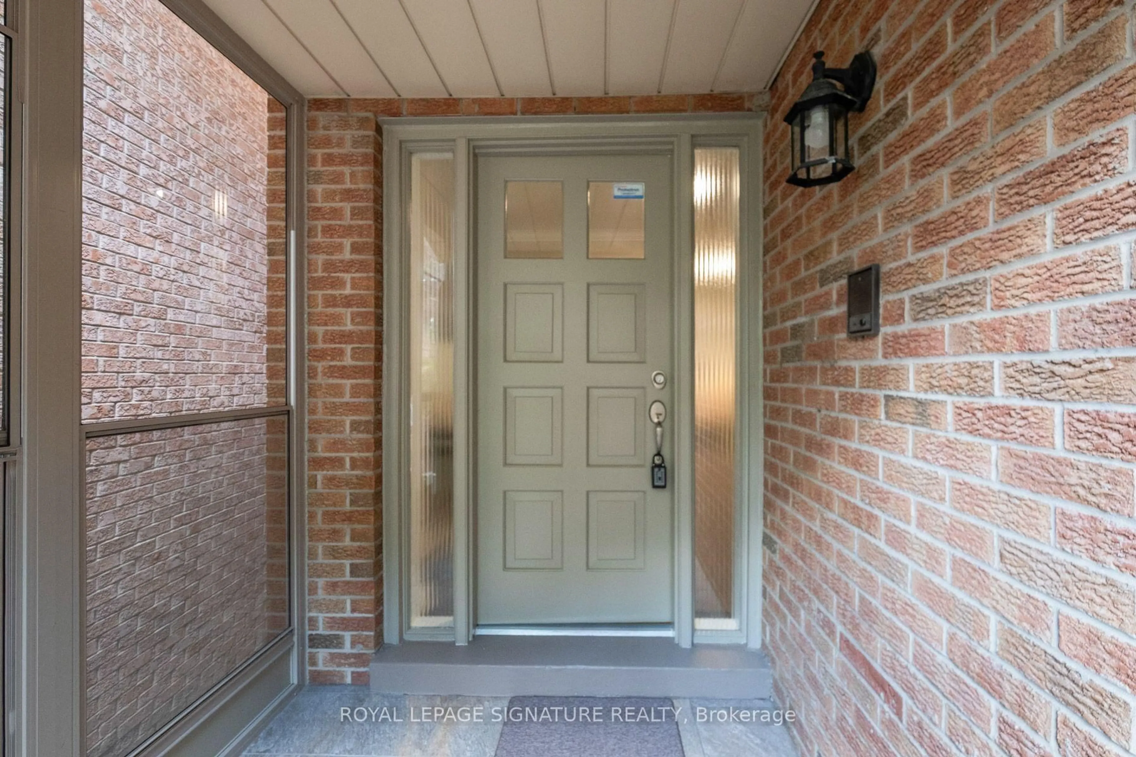 Indoor entryway for 32 Richwood Dr, Markham Ontario L3P 3Y6