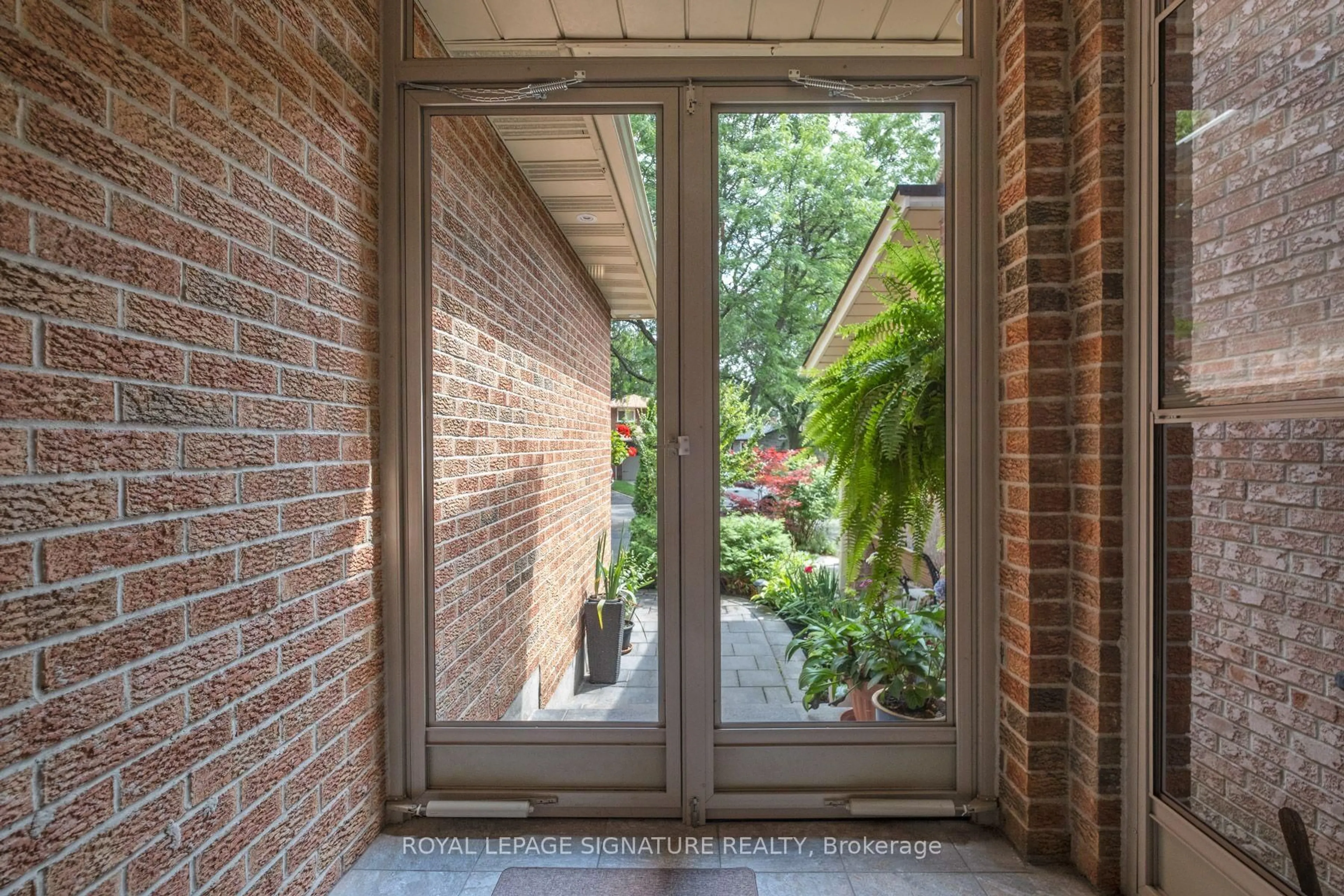 Indoor entryway for 32 Richwood Dr, Markham Ontario L3P 3Y6