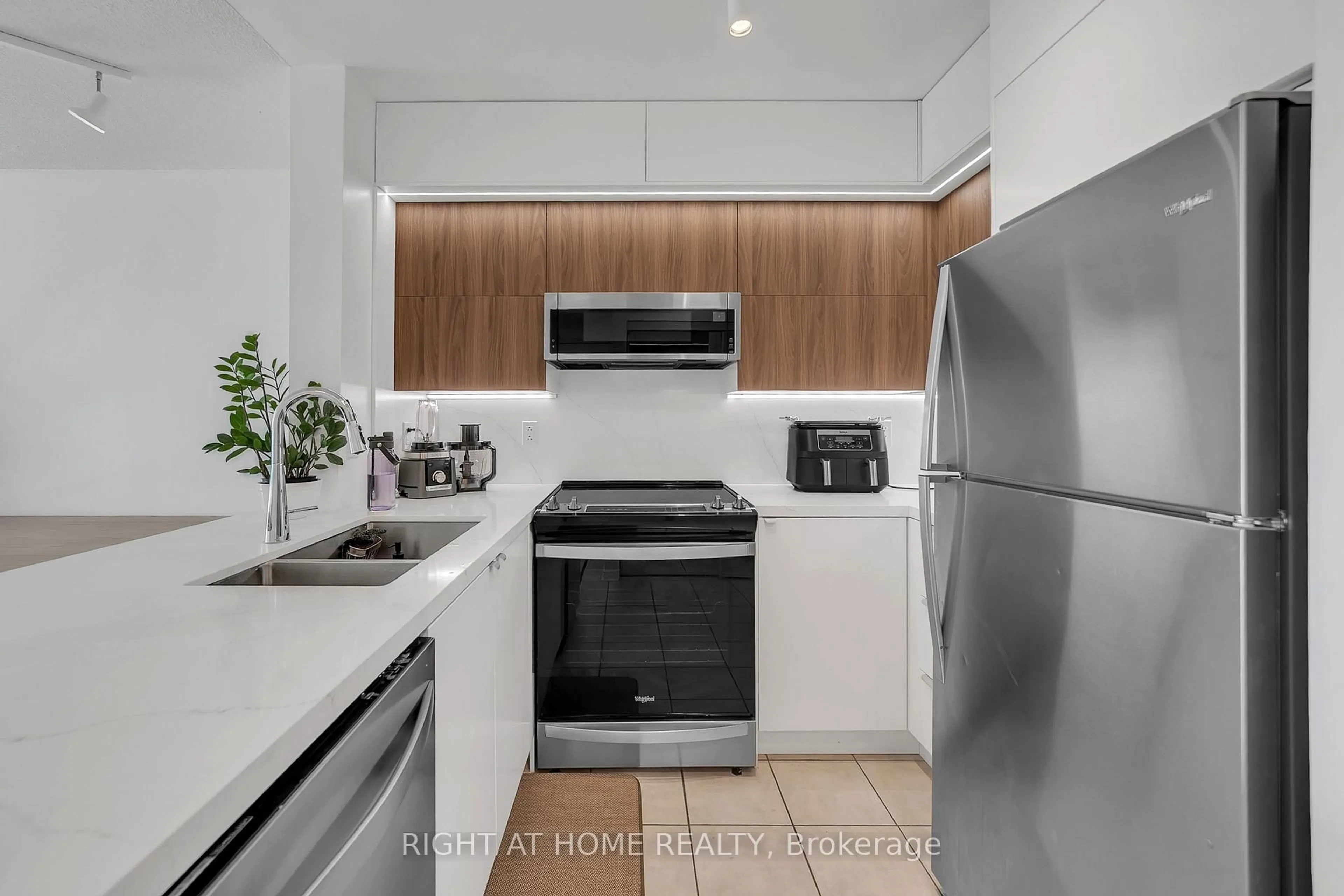 Standard kitchen, unknown for 11 Oneida Cres #1202, Richmond Hill Ontario L4B 0A1