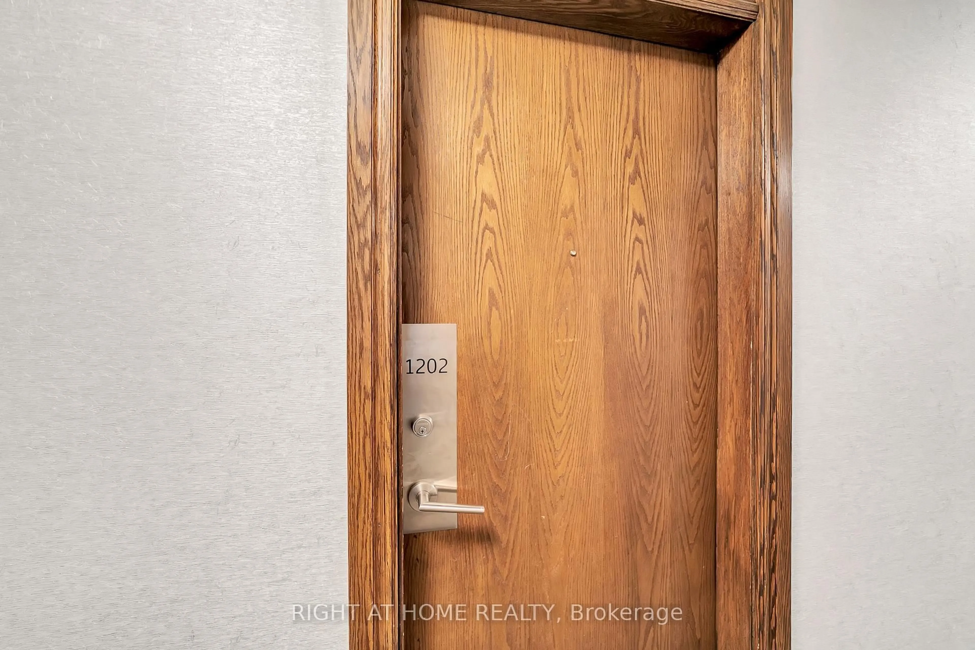 Indoor entryway for 11 Oneida Cres #1202, Richmond Hill Ontario L4B 0A1