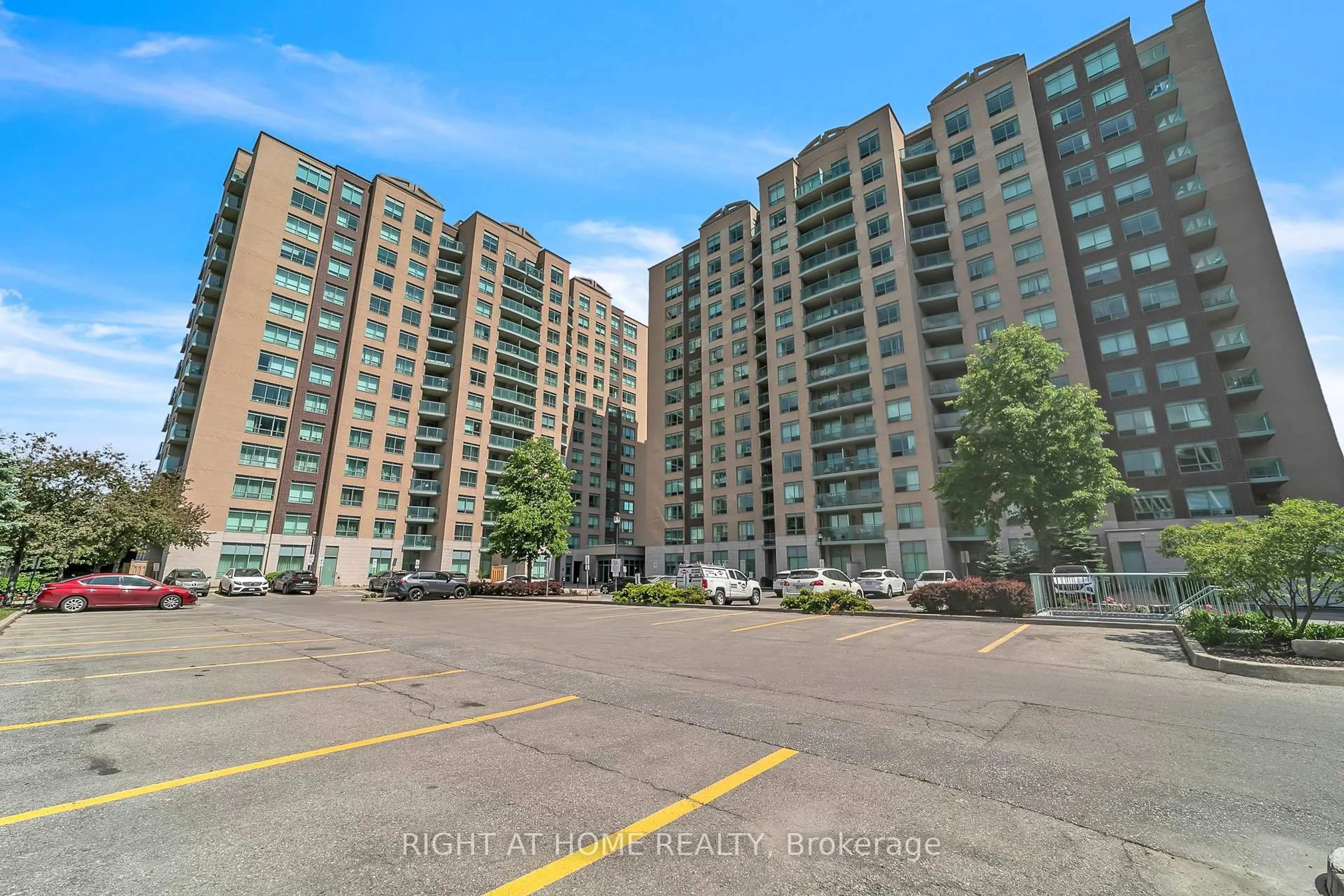 A pic from outside/outdoor area/front of a property/back of a property/a pic from drone, city buildings view from balcony for 11 Oneida Cres #1202, Richmond Hill Ontario L4B 0A1