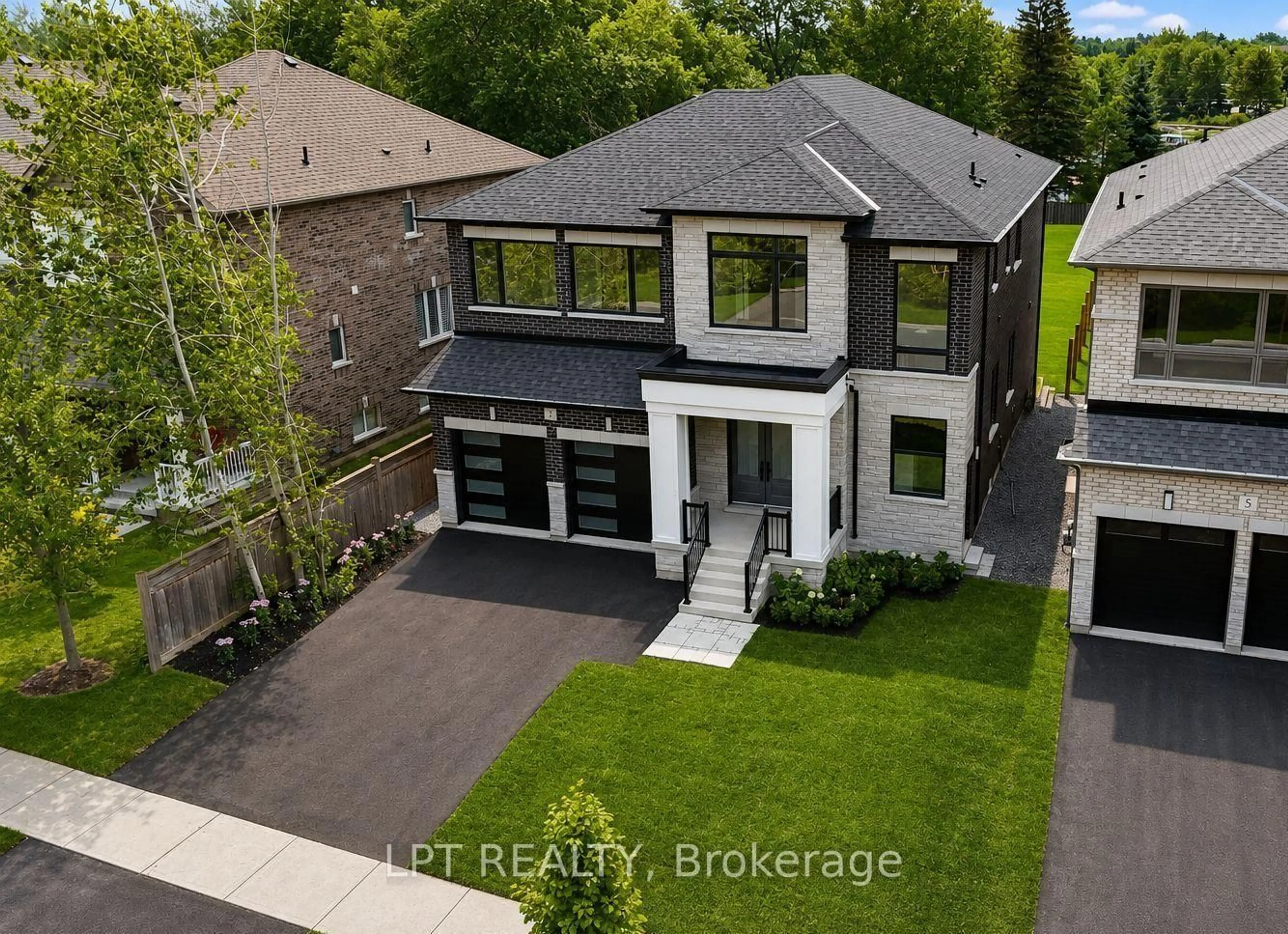 A pic from outside/outdoor area/front of a property/back of a property/a pic from drone, street for 7 Richmond Park Dr, Georgina Ontario L4P 0H2