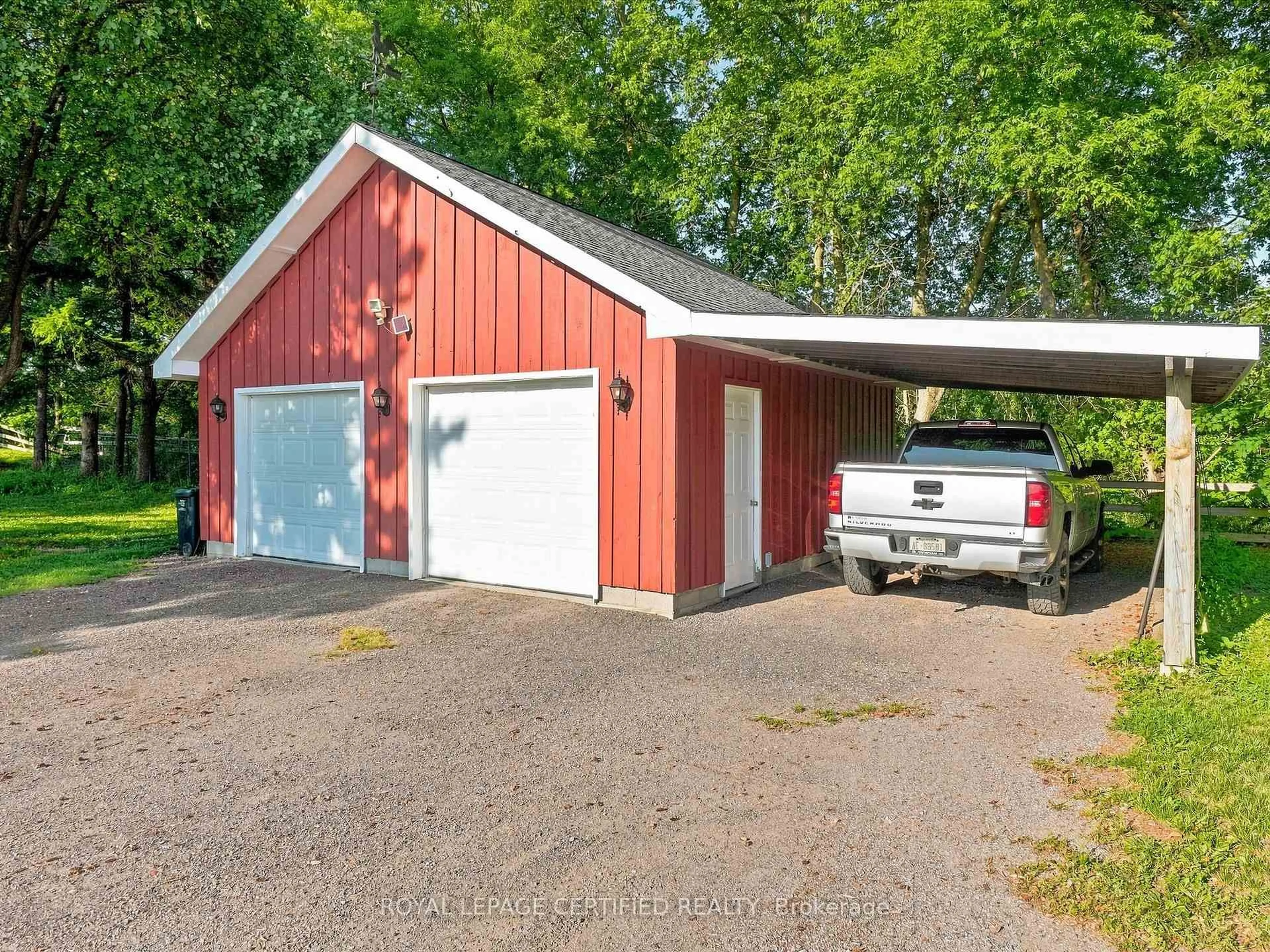 Indoor garage for 4621 5TH Line, New Tecumseth Ontario L0G 1A0