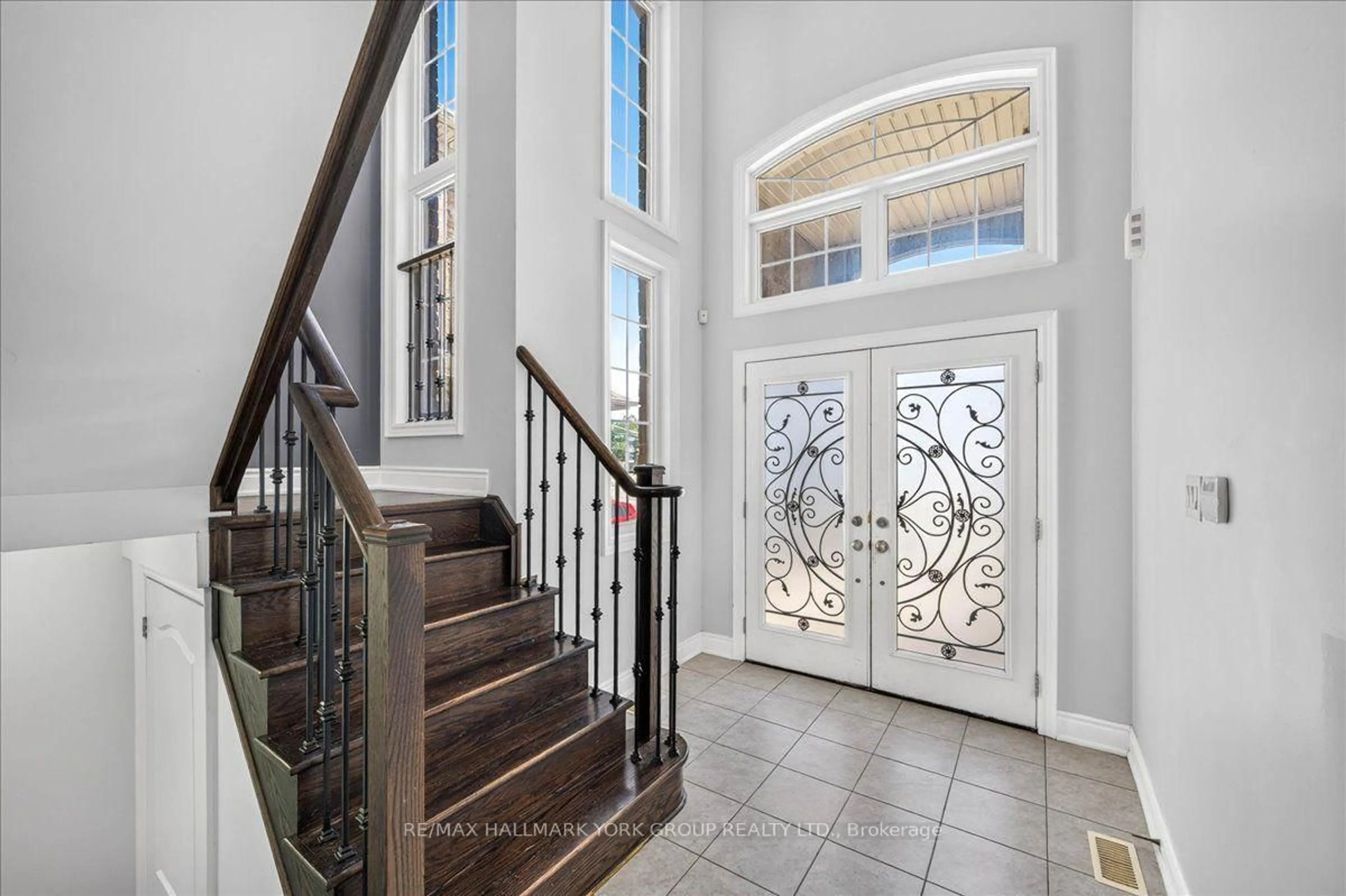 Indoor entryway for 2094 Webster Blvd, Innisfil Ontario L9S 0J2