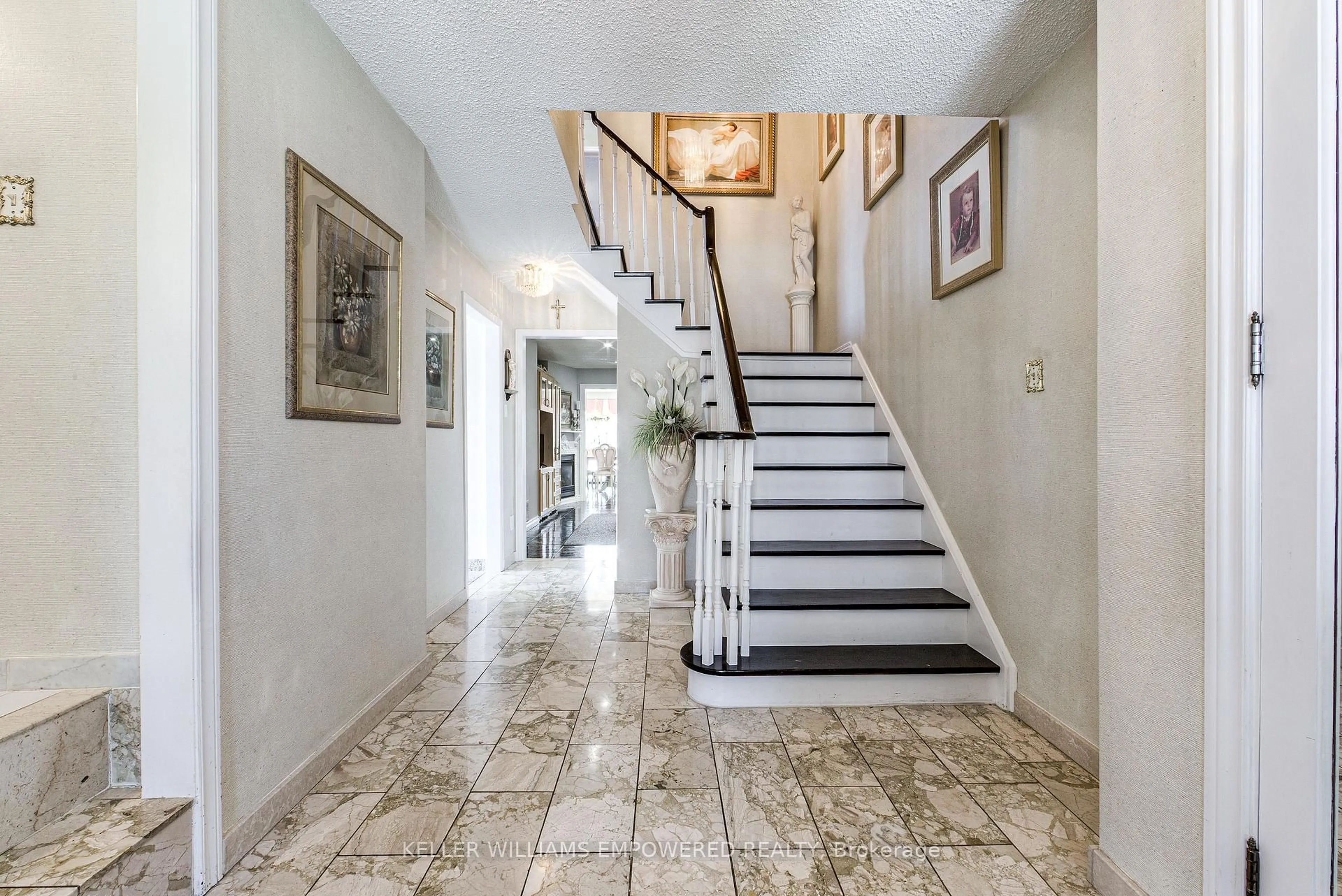 Indoor foyer for 79 Oakmount Cres, Vaughan Ontario L4K 2C2
